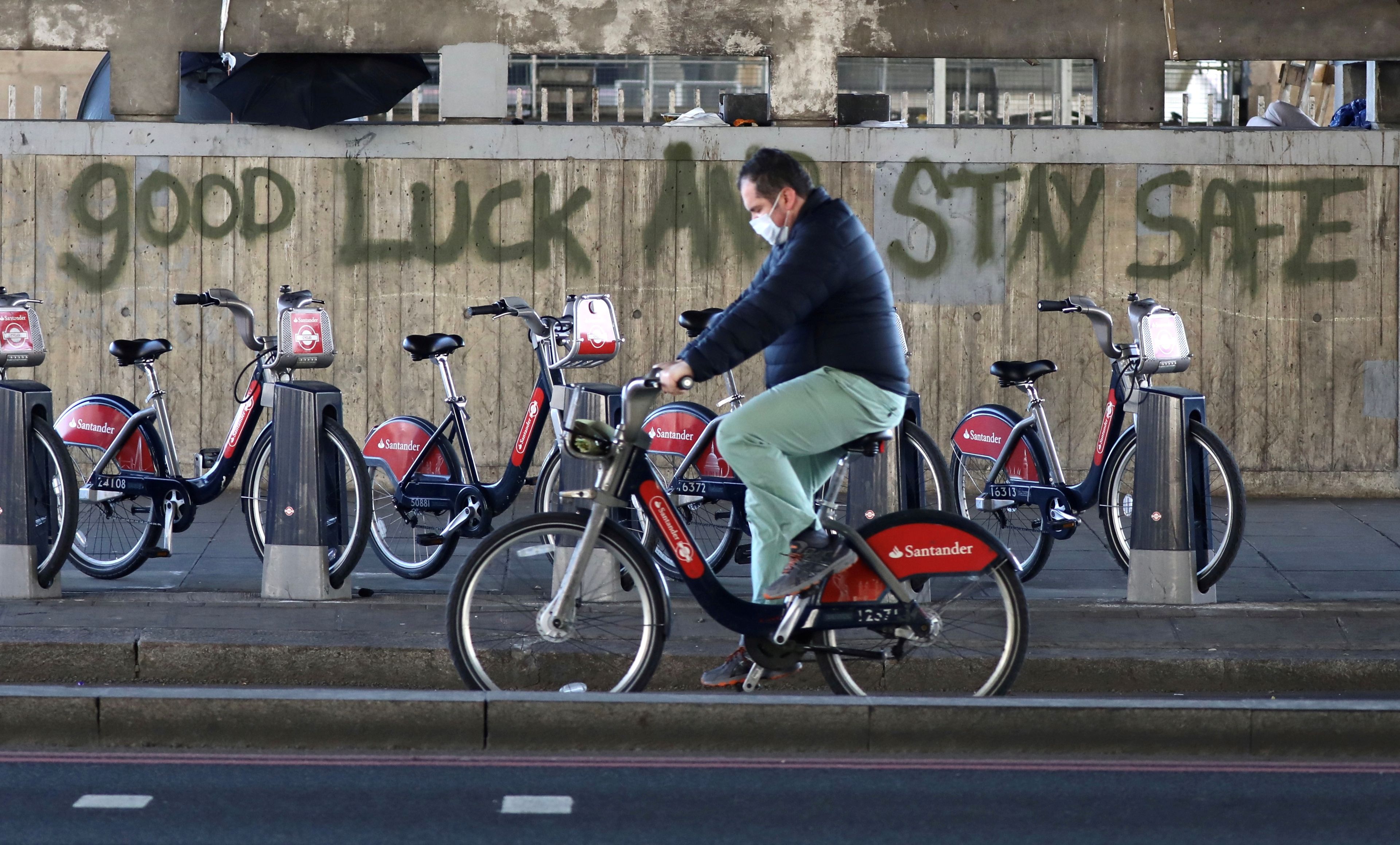 Un hombre pasea en bicicleta por Londres en medio de la pandemia del coronavirus