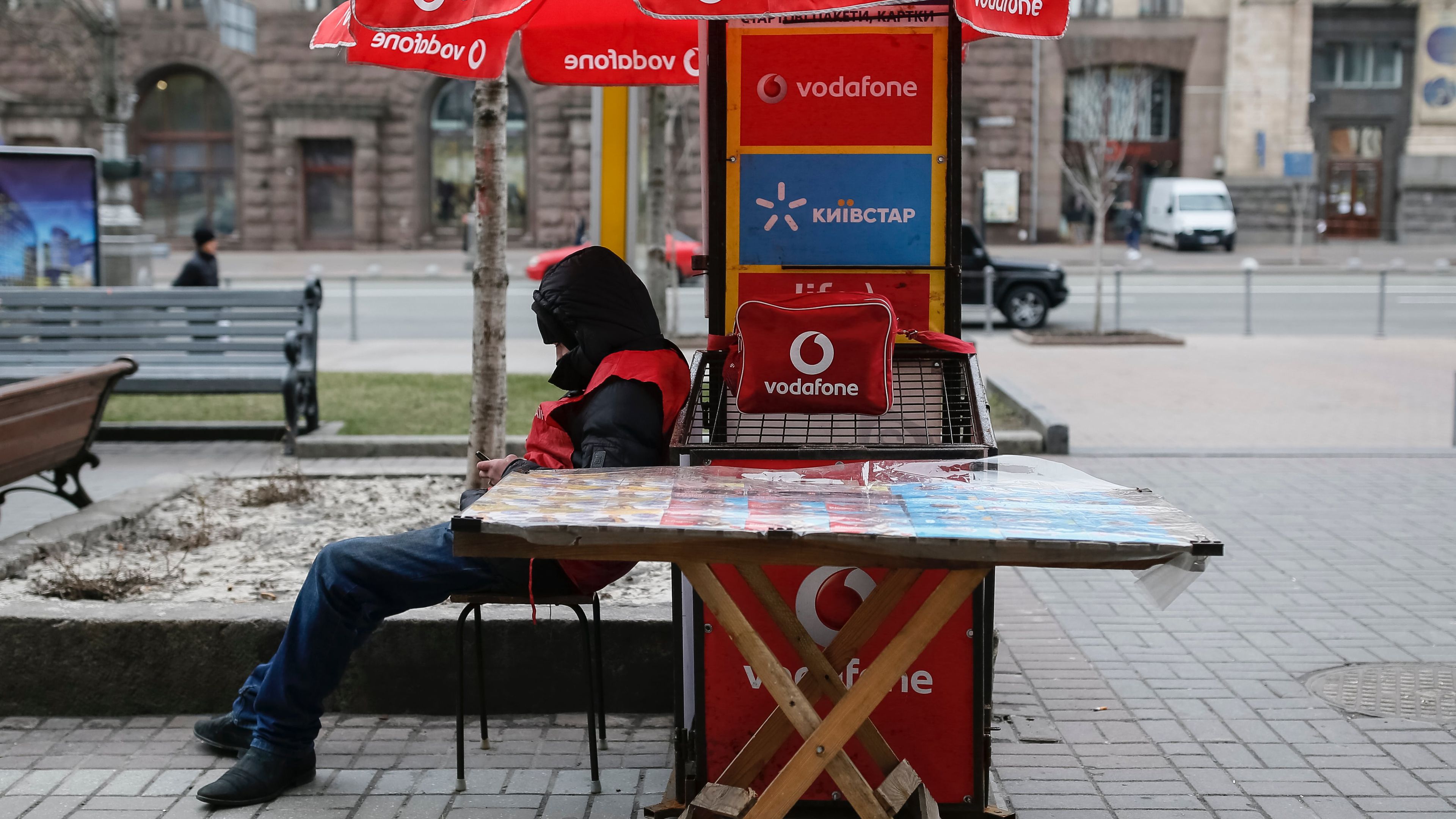 Un hombre vende tarjetas SIM de Vodafone en Kiev, Ucrania, en marzo de 2016.