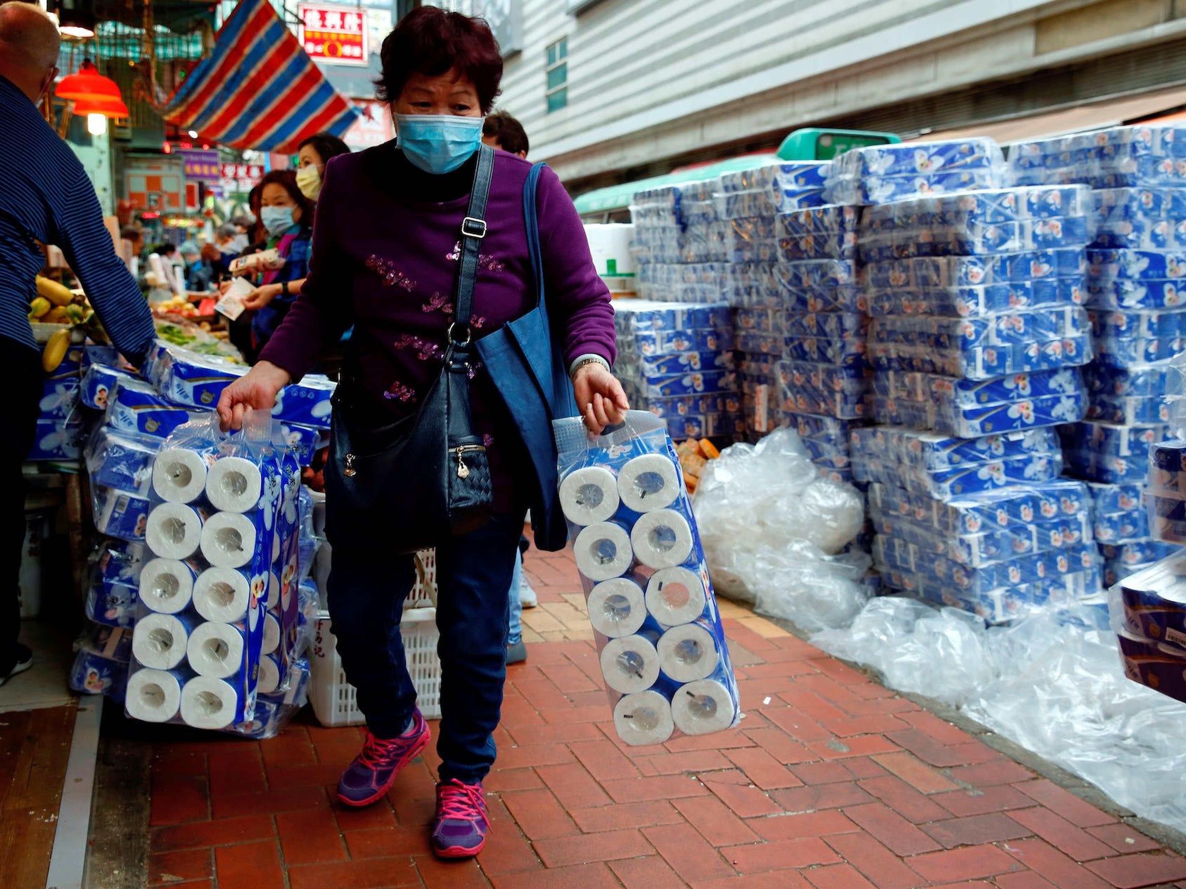 Foto de archivo de un cliente recogiendo rollos de papel higiénico en un mercado de Hong Kong el 8 de febrero de 2020. No relacionado con el robo a mano armada.