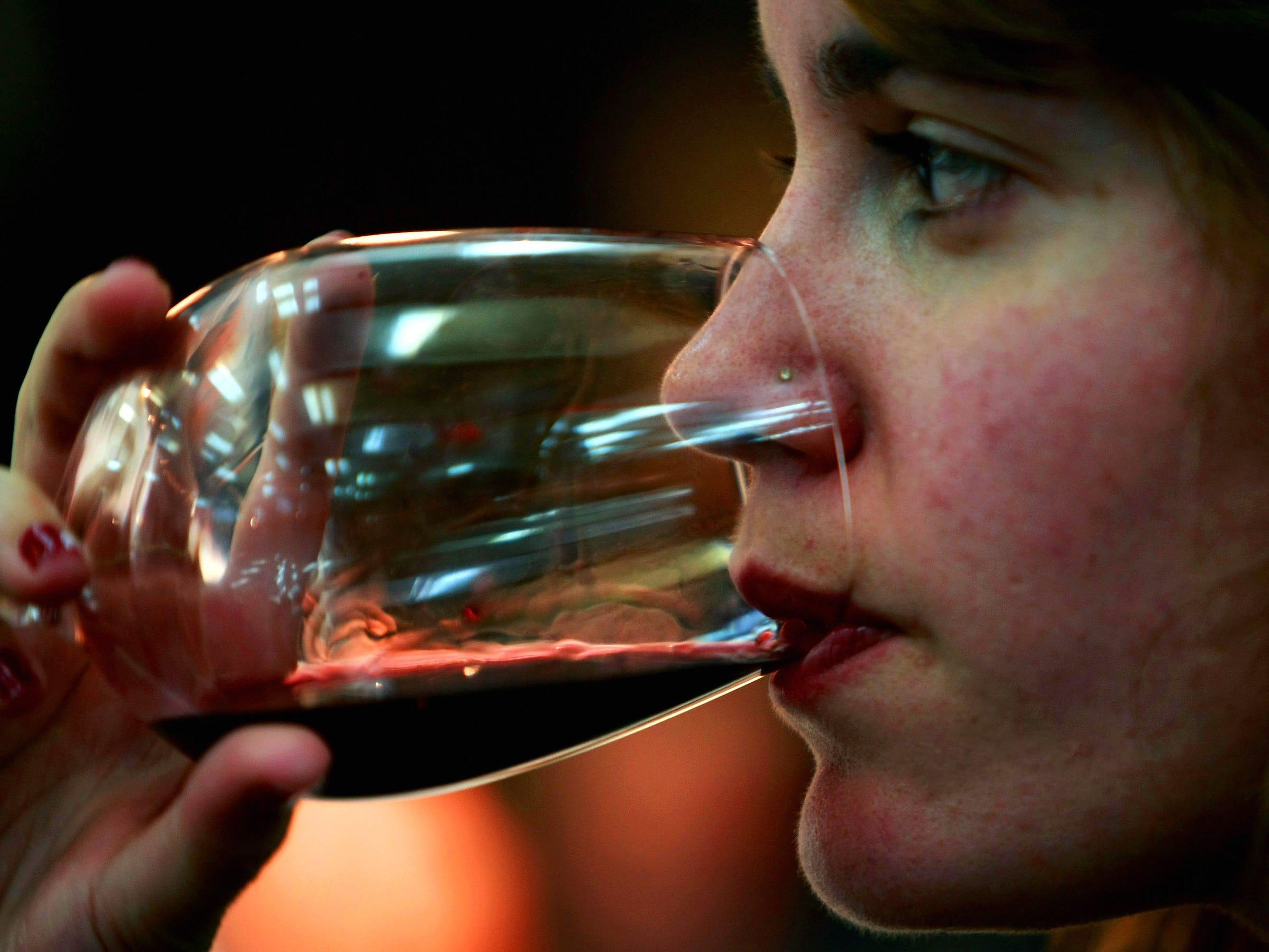 Beber en exceso puede afectar a tu ánimo y hacerte más vulnerable frente a la enfermedad.