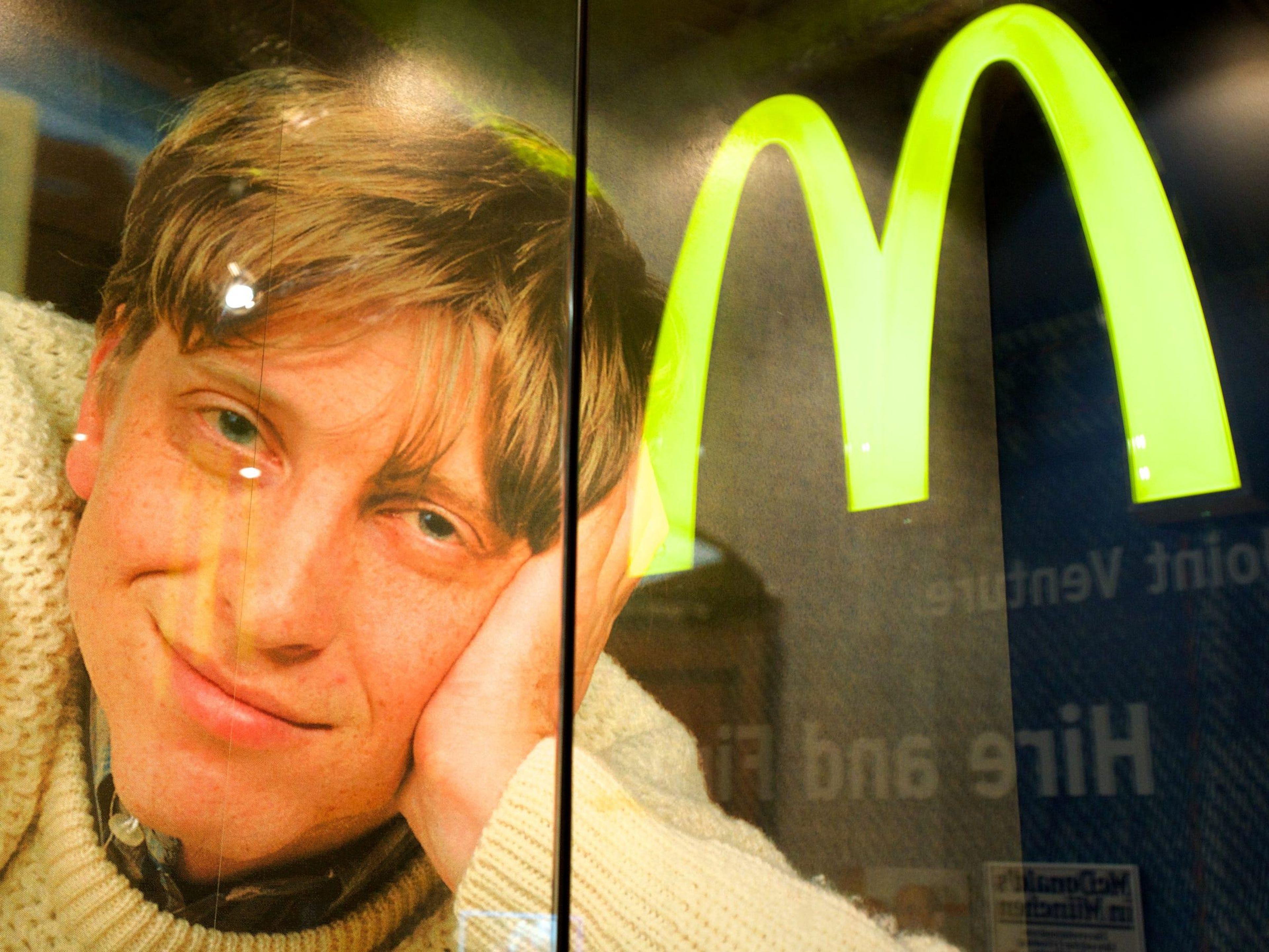Una imagen de Bill Gates con el logotipo de McDonald's en exhibición en 2014 en una exhibición llamada "The American Way: The USA in Germany".