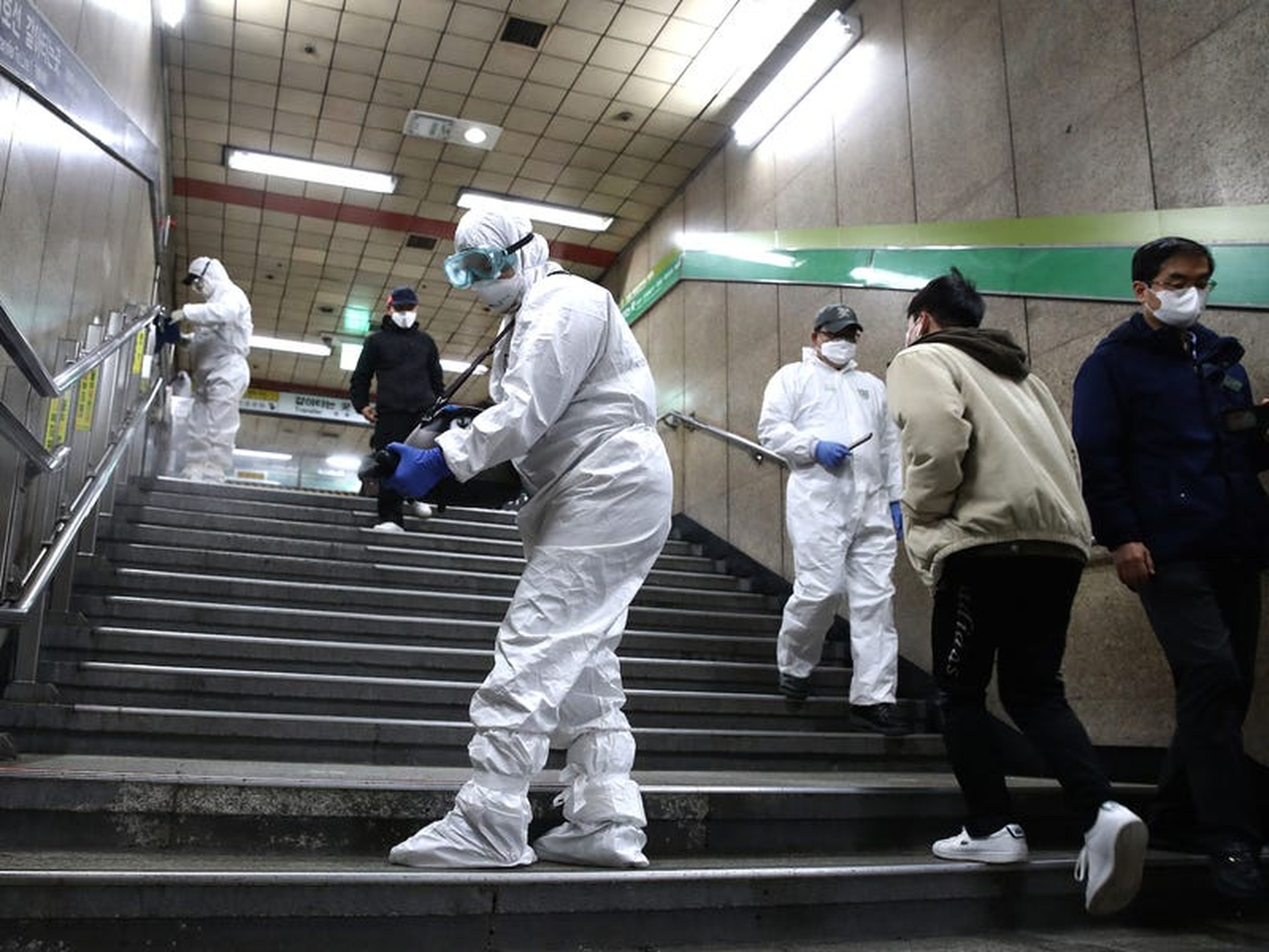 Los trabajadores en equipo de protección desinfectan para combatir el coronavirus en una estación de metro en Seúl, Corea del Sur, el 21 de febrero de 2020.