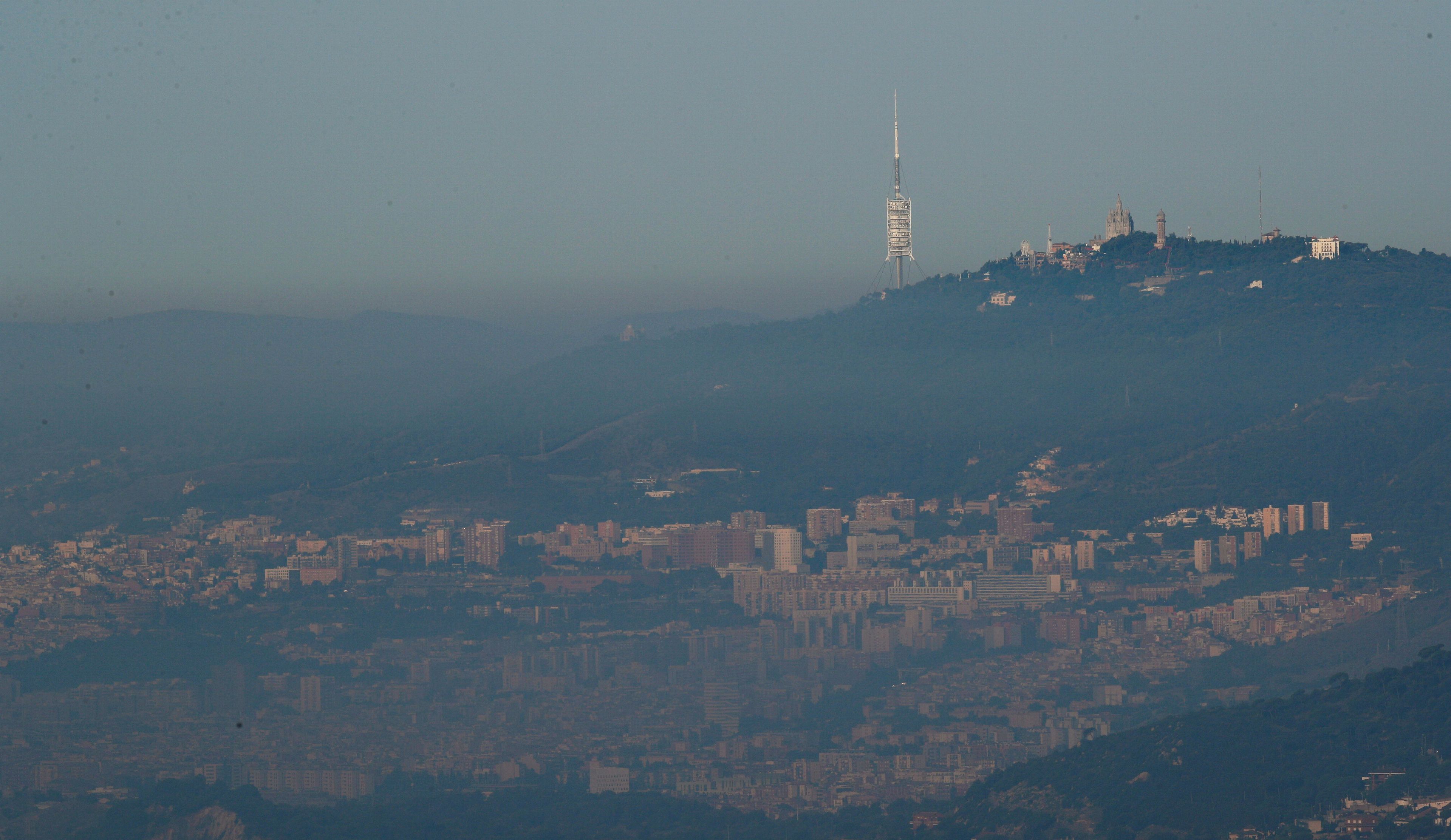 Imagen de la capa de contaminación sobre la ciudad de Barcelona