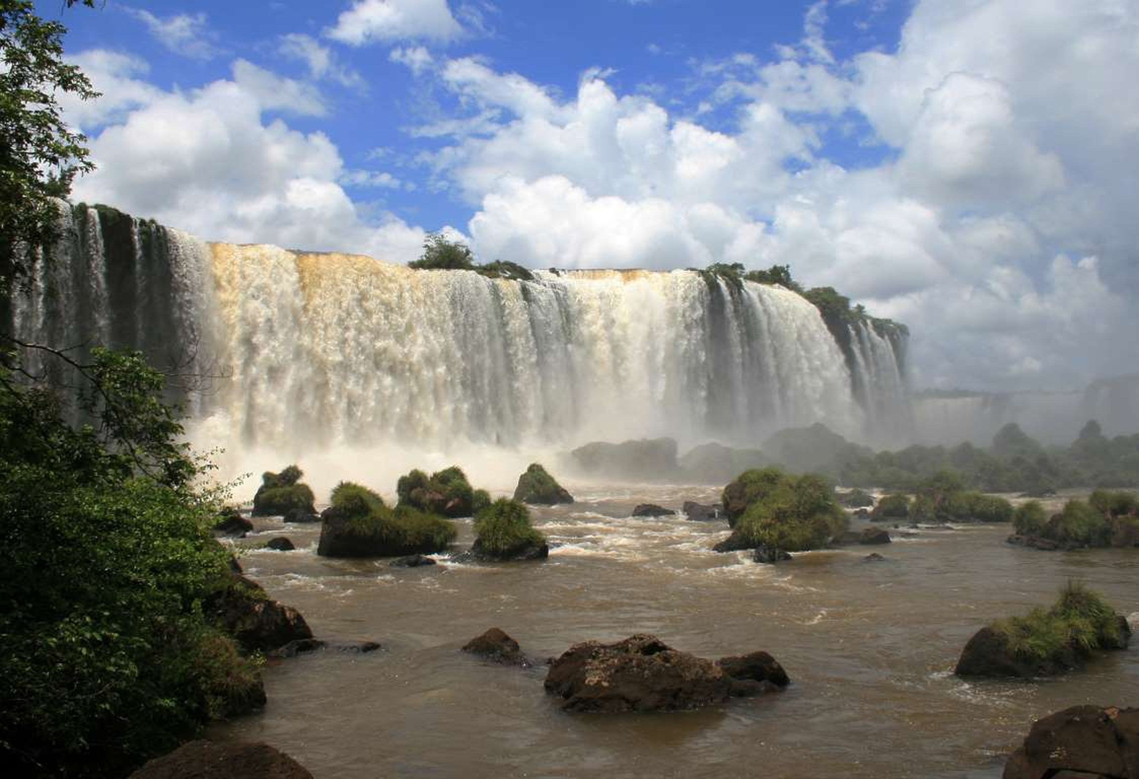 Una imagen tomada desde las Cataratas de Iguazú en Brasil, una de las más grandes del mundo.