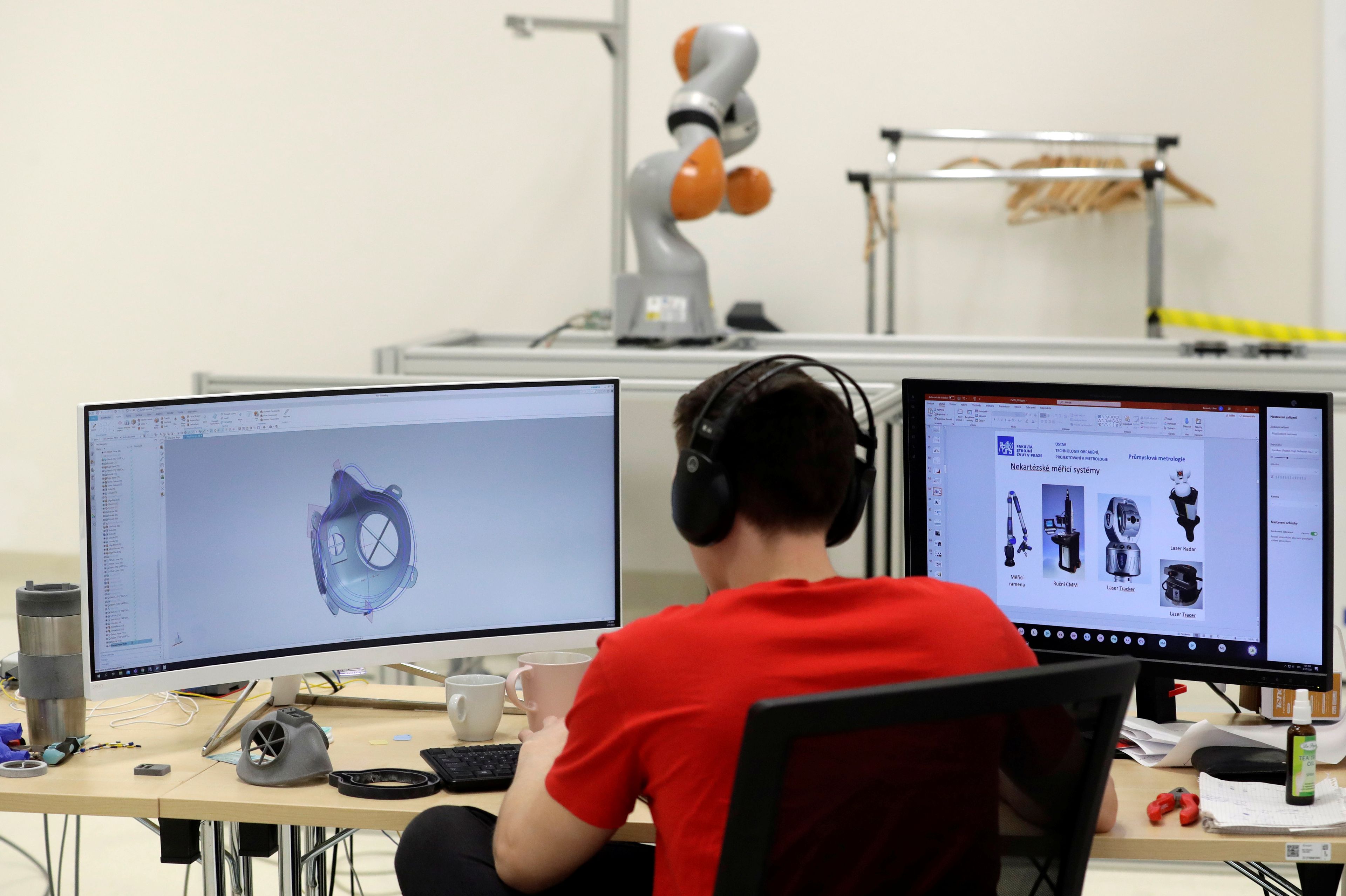 Un investigador trabaja en un respirador 3D