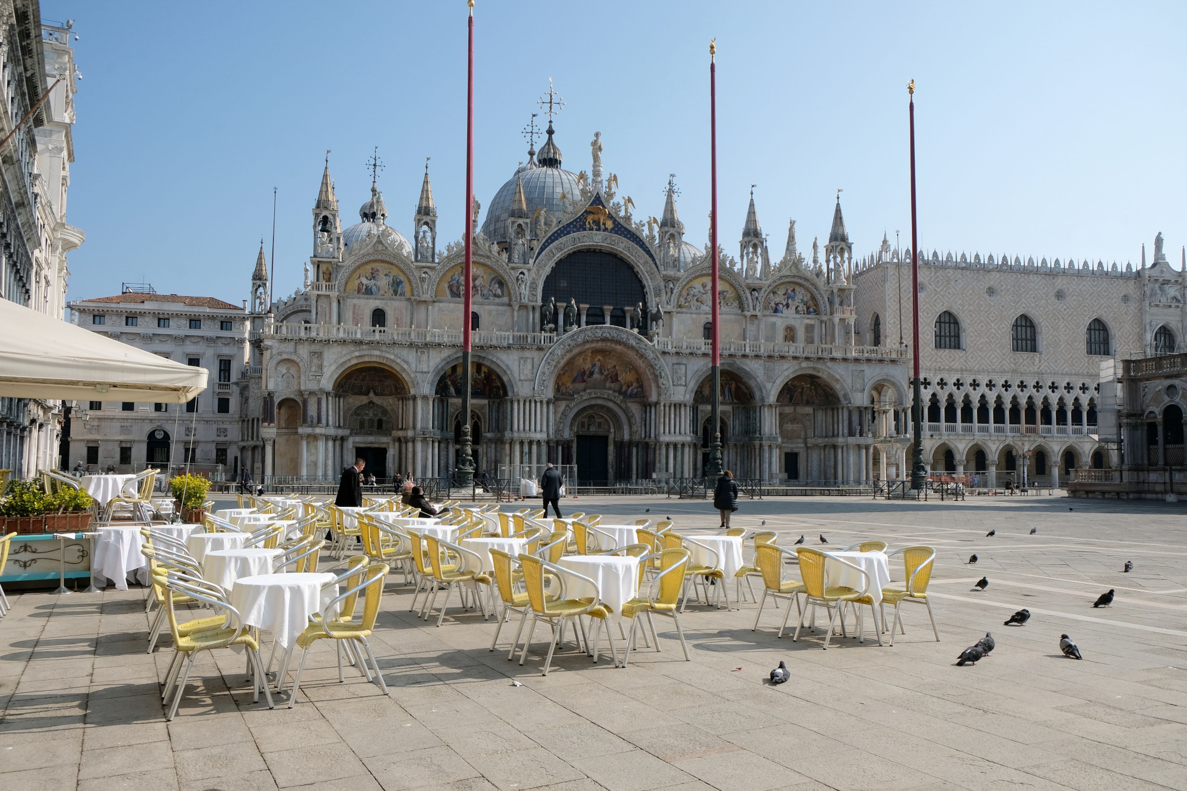 Un restaurante vacío en la Plaza de San Marcos en Venecia tras el segundo día de un bloqueo sin precedentes en toda Italia impuesto para frenar el brote de coronavirus, en Venecia, Italia, el 11 de marzo de 2020.