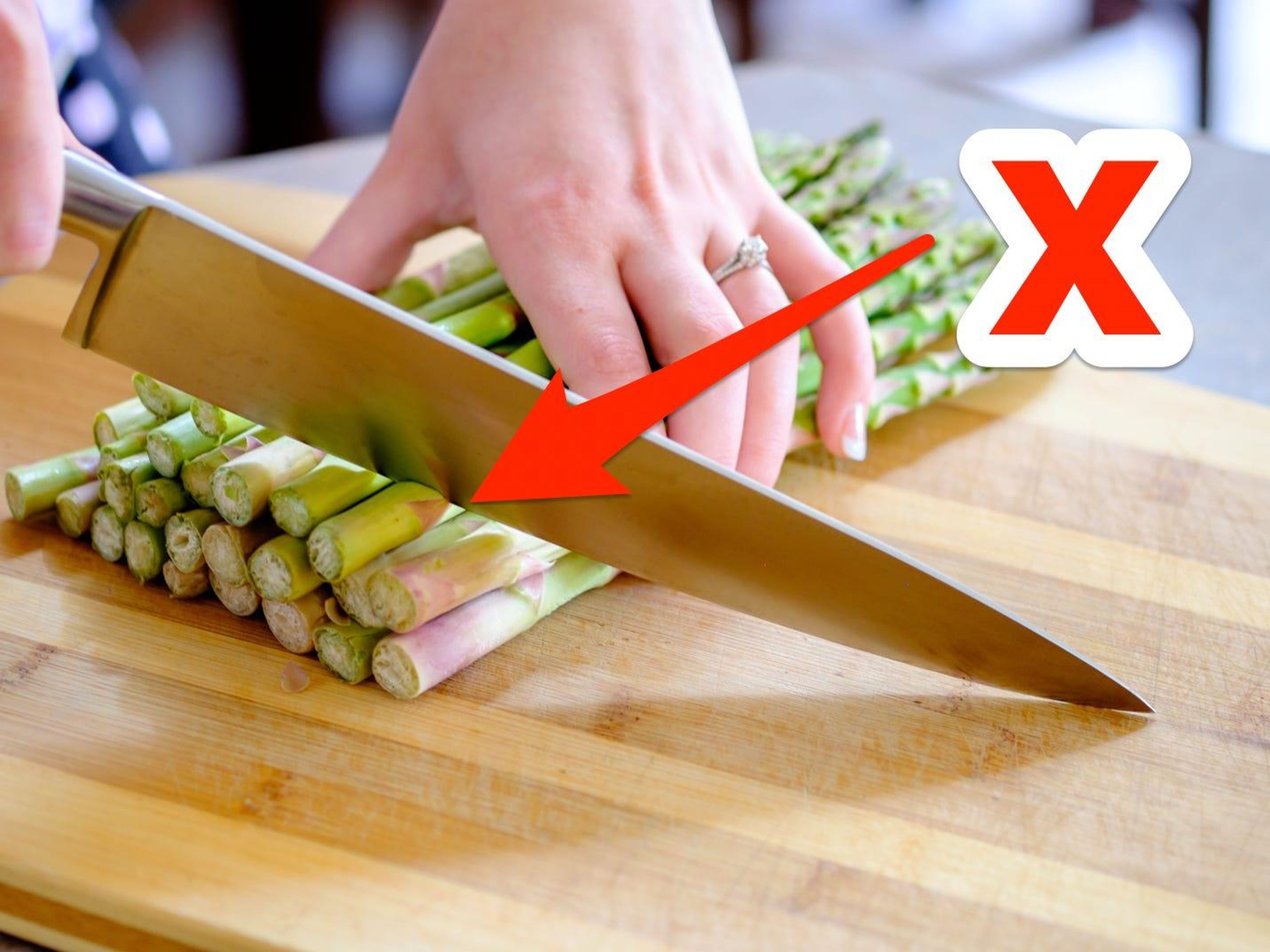 Romper los espárragos a mano ayuda a garantizar que se elimine el extremo duro de la verdura.