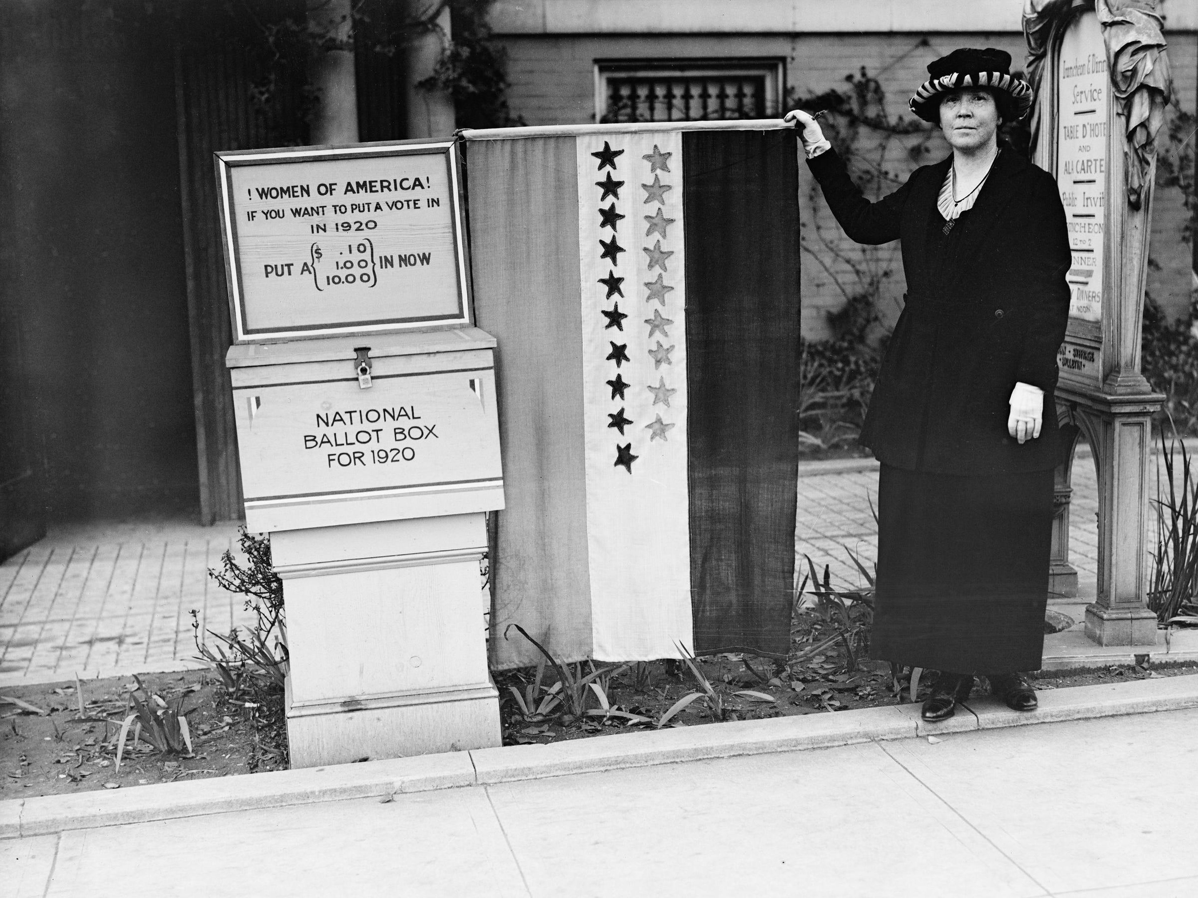 Una sufragista protestando en 1920.