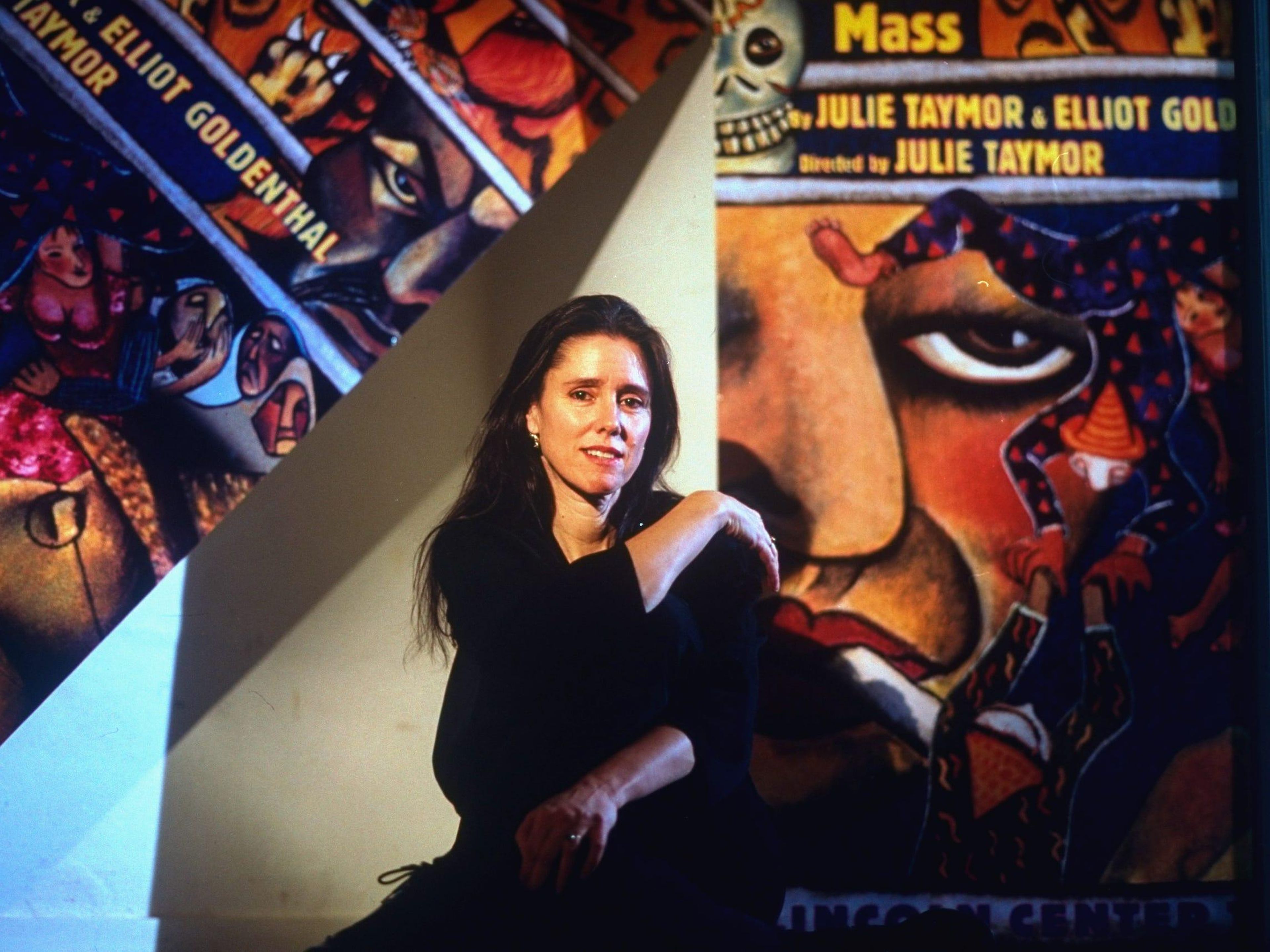Julie Taymor con los carteles de "Juan Darien".