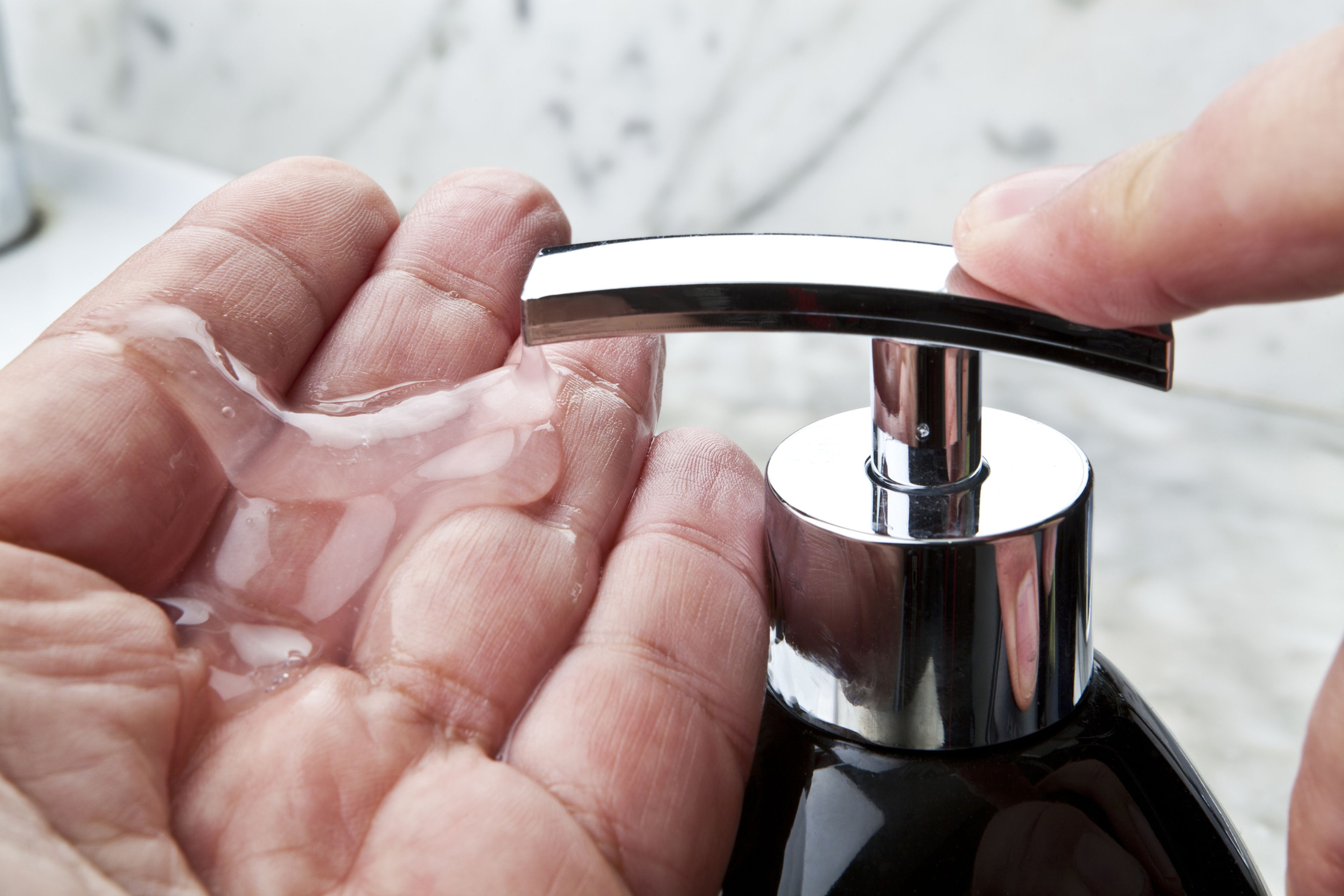 Lavarse las manos con gel desinfectante