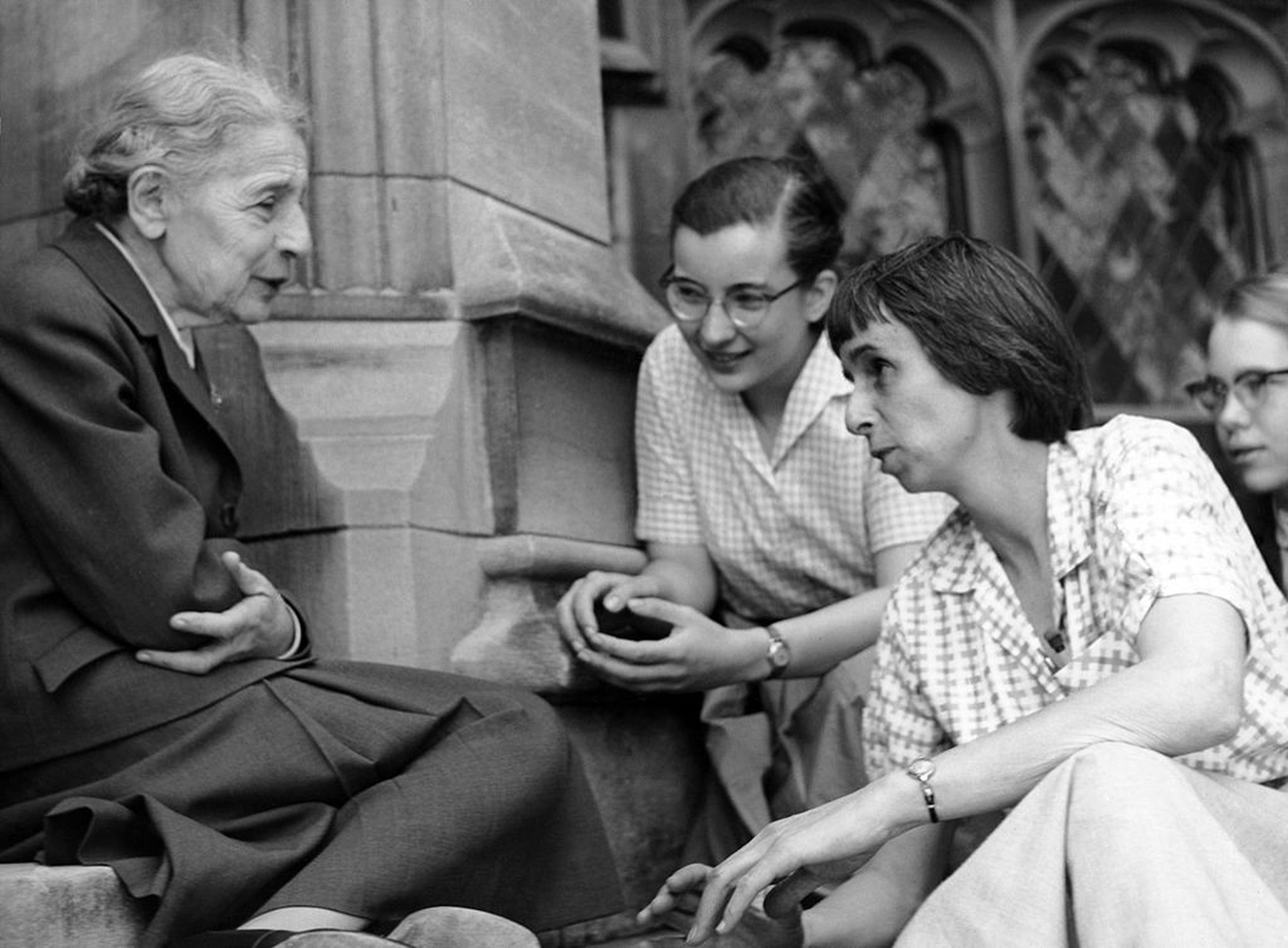 Lise Meitner junto a un grupo de su estudiantes en 1958.