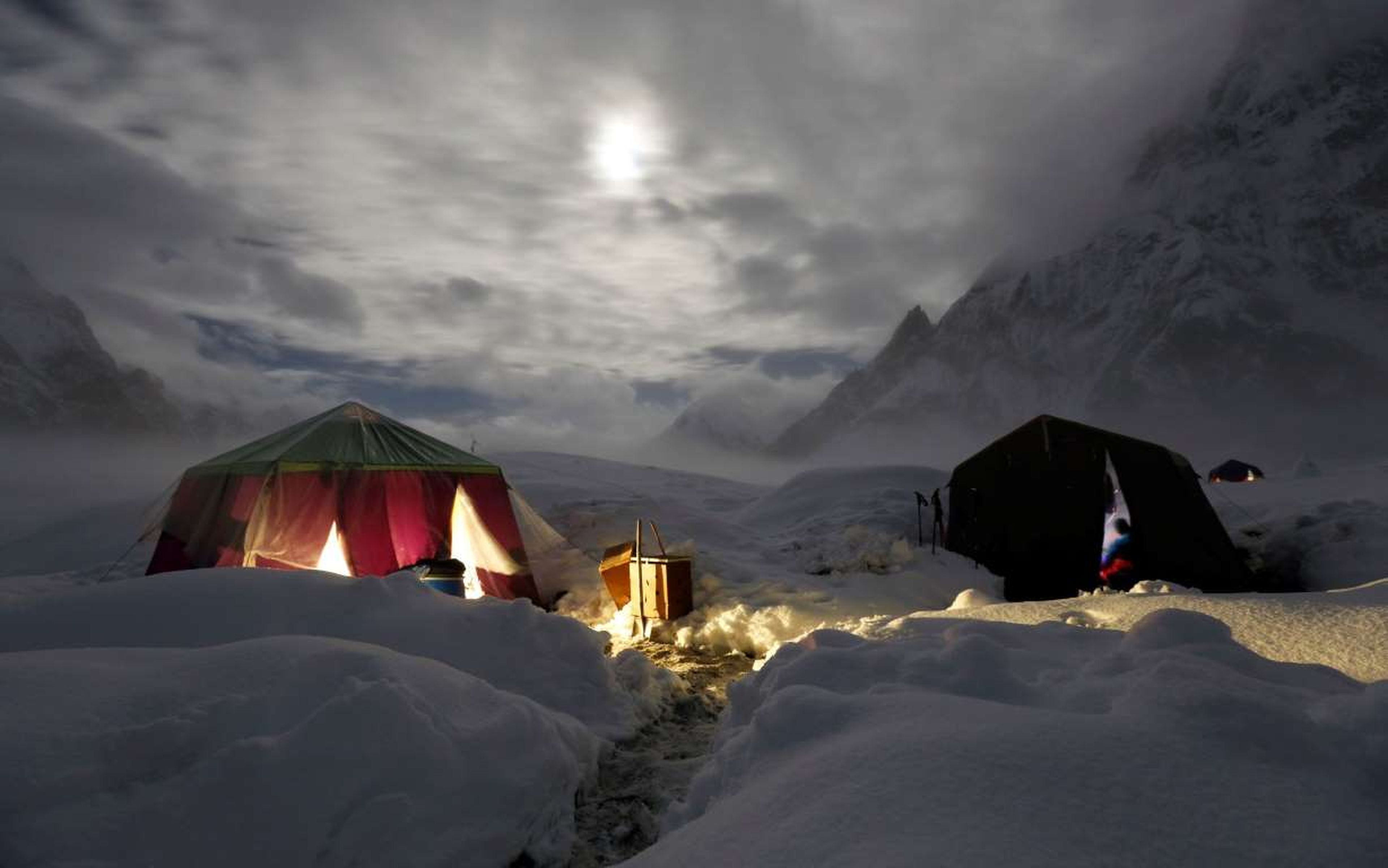 La luna ilumina glaciares cubiertos de nieve, cerca de la segunda montaña más alta del mundo, el K2.
