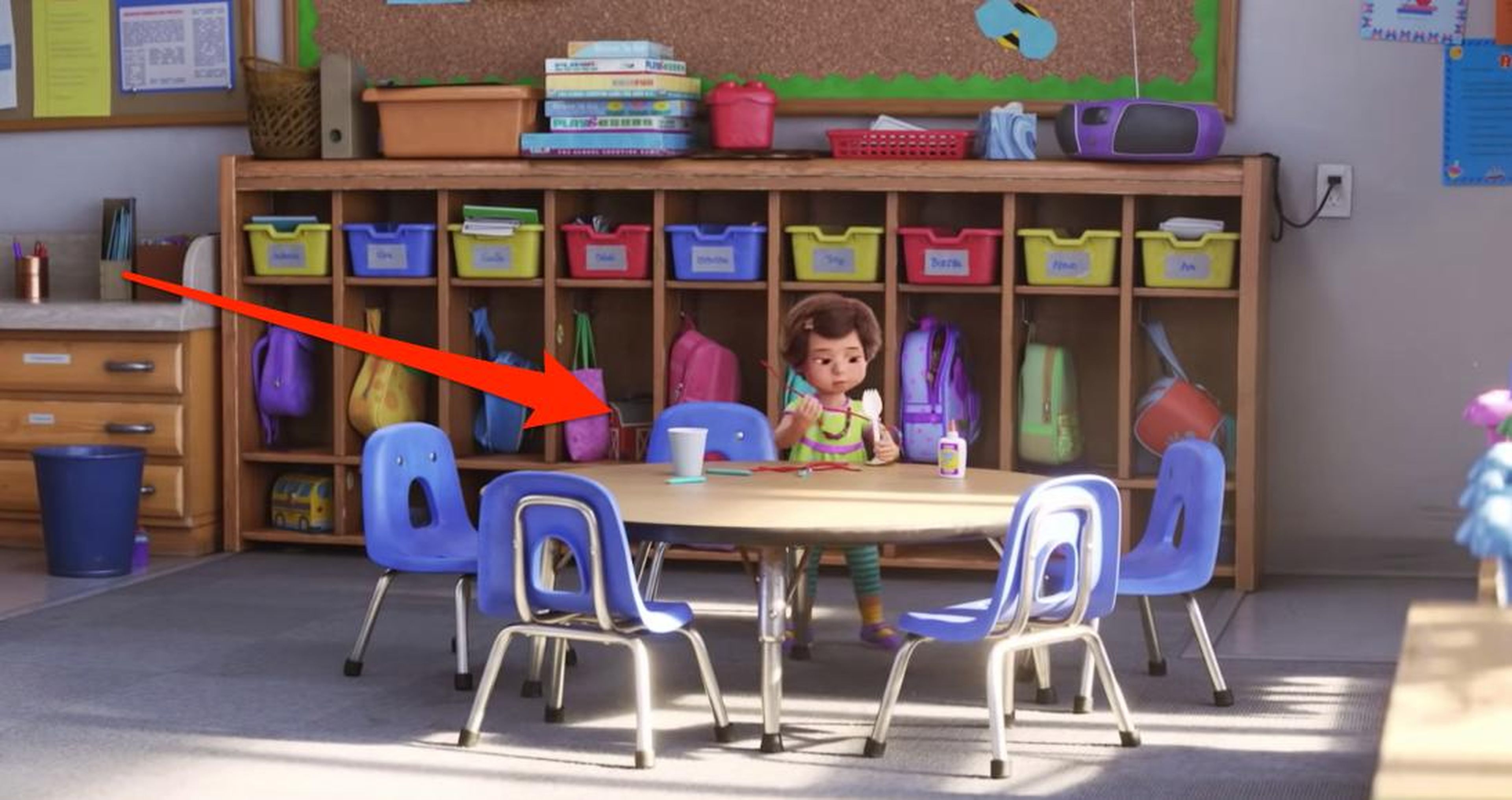 Cuando Bonnie está haciendo el Forky, puedes verlo en el fondo en un cubículo detrás de ella.