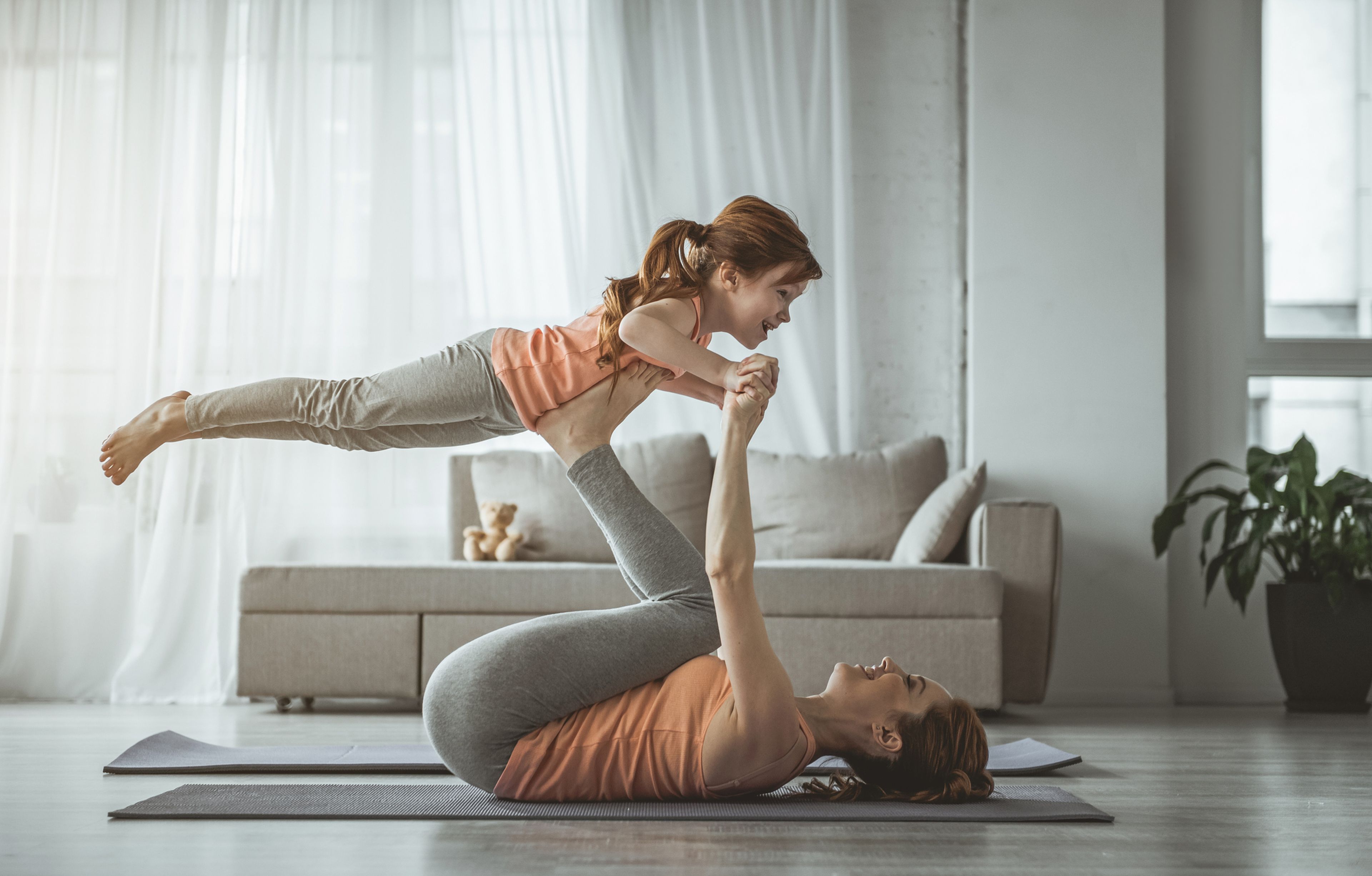 Madre haciendo ejercicio con su hija