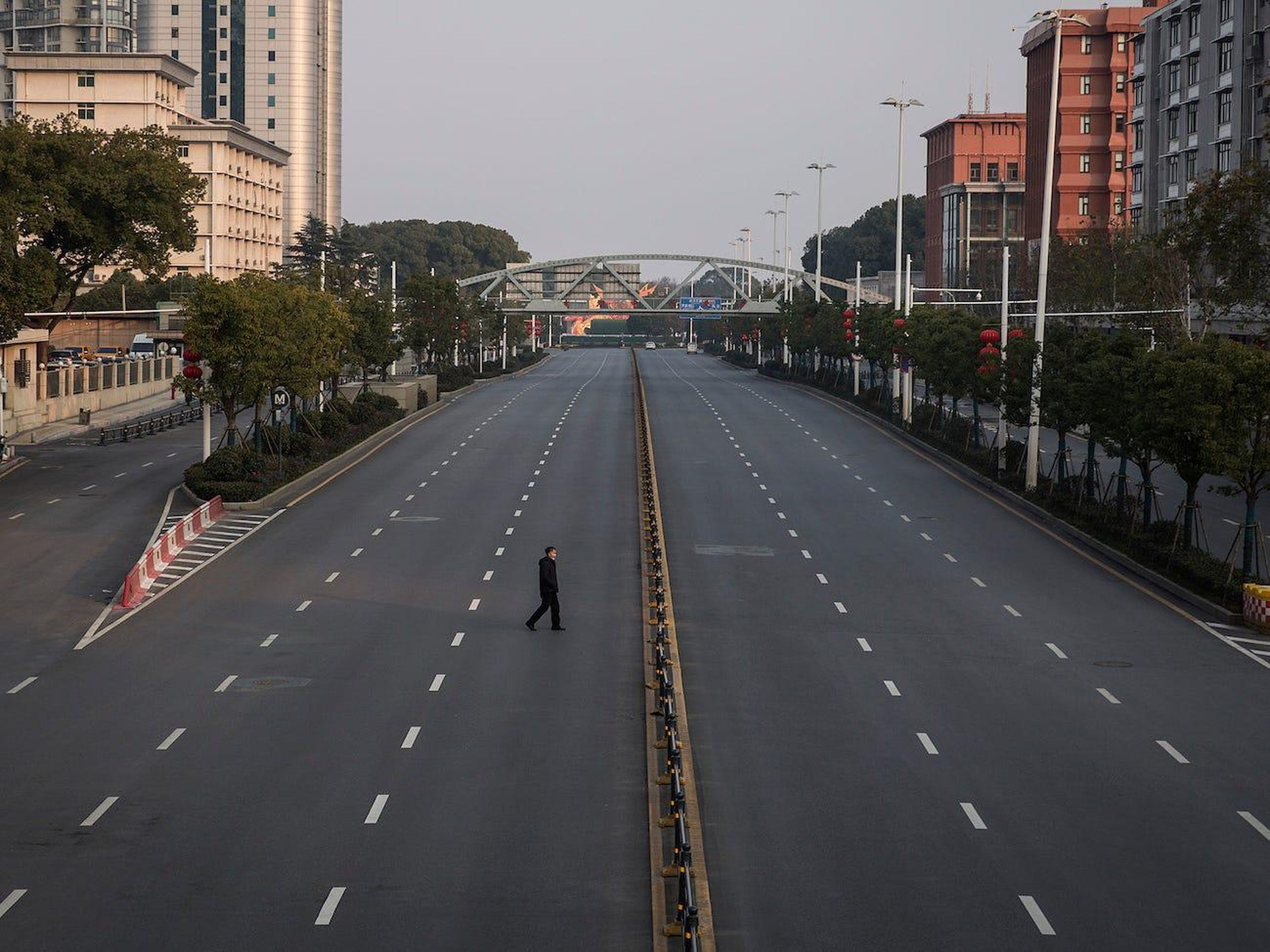 Un hombre cruza una carretera vacía el 3 de febrero de 2020 en Wuhan, China.