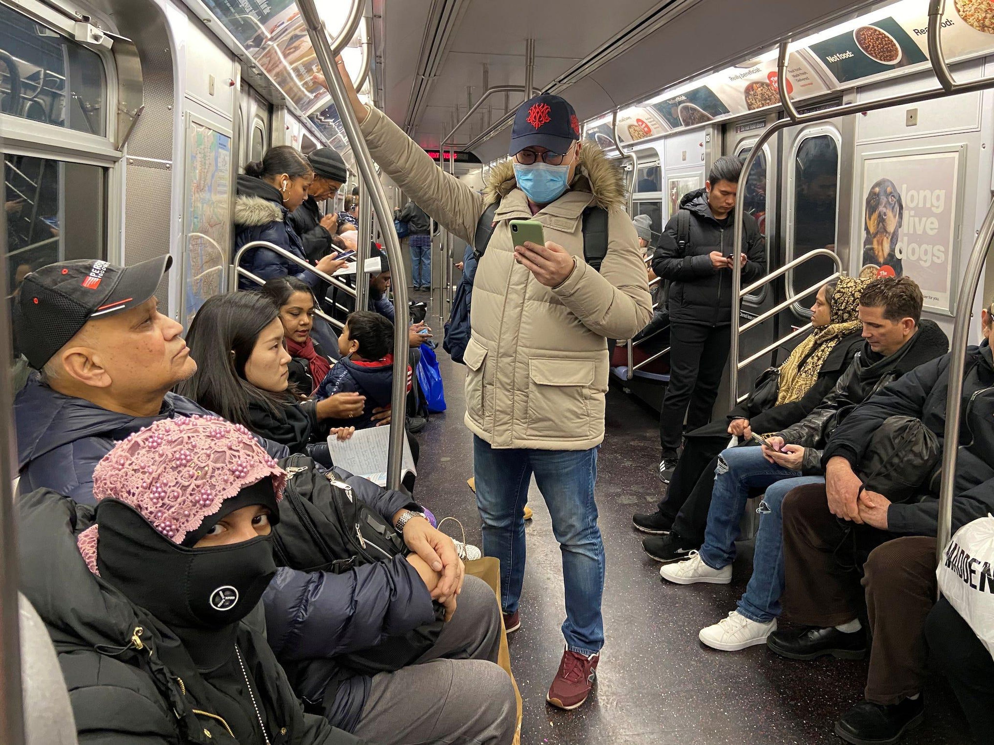 Un hombre con una mascarilla viaja en el metro.