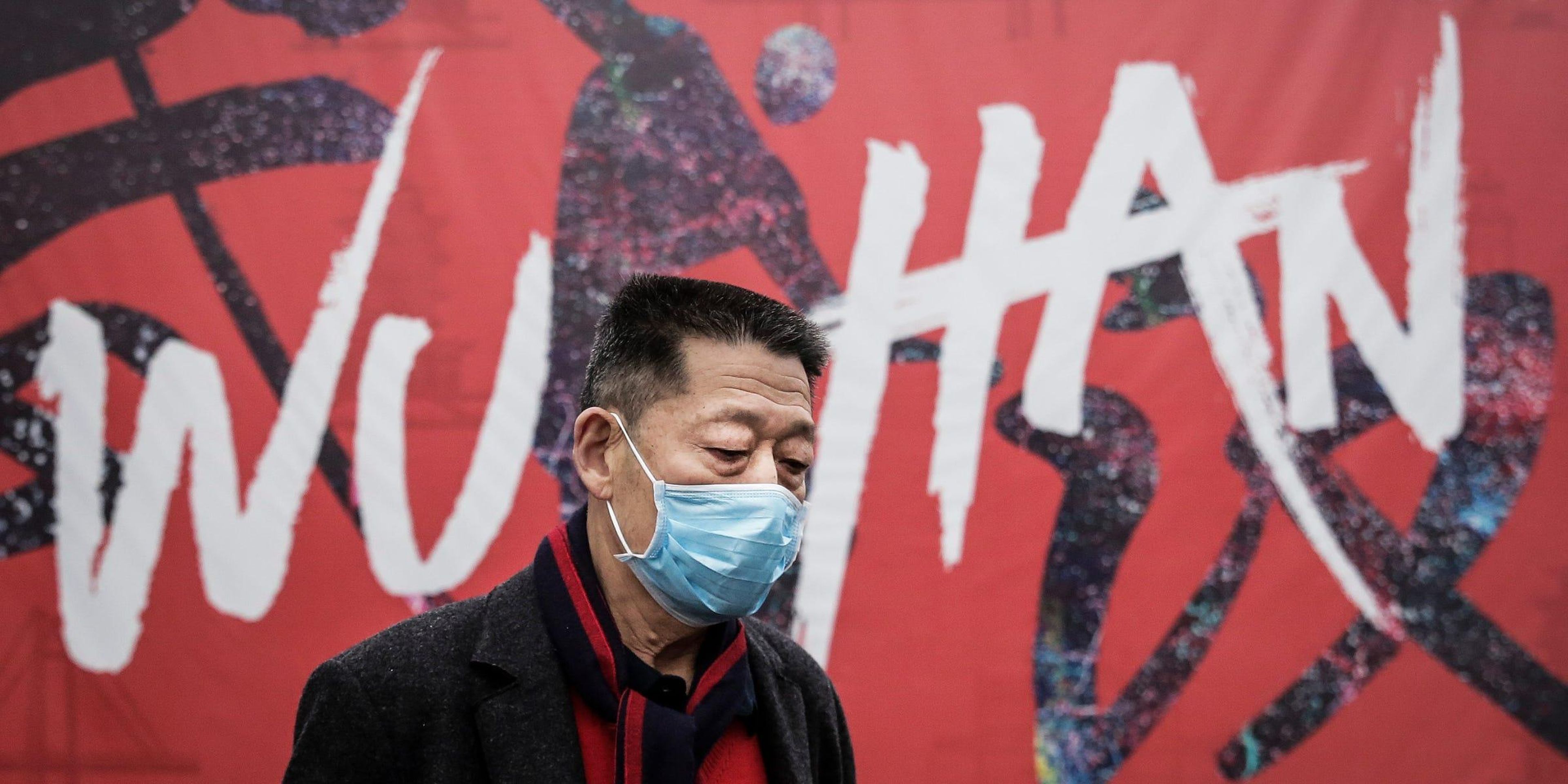 Un hombre lleva una mascarilla mientras camina por las calles de Wuhan, provincia de Hubei, China.