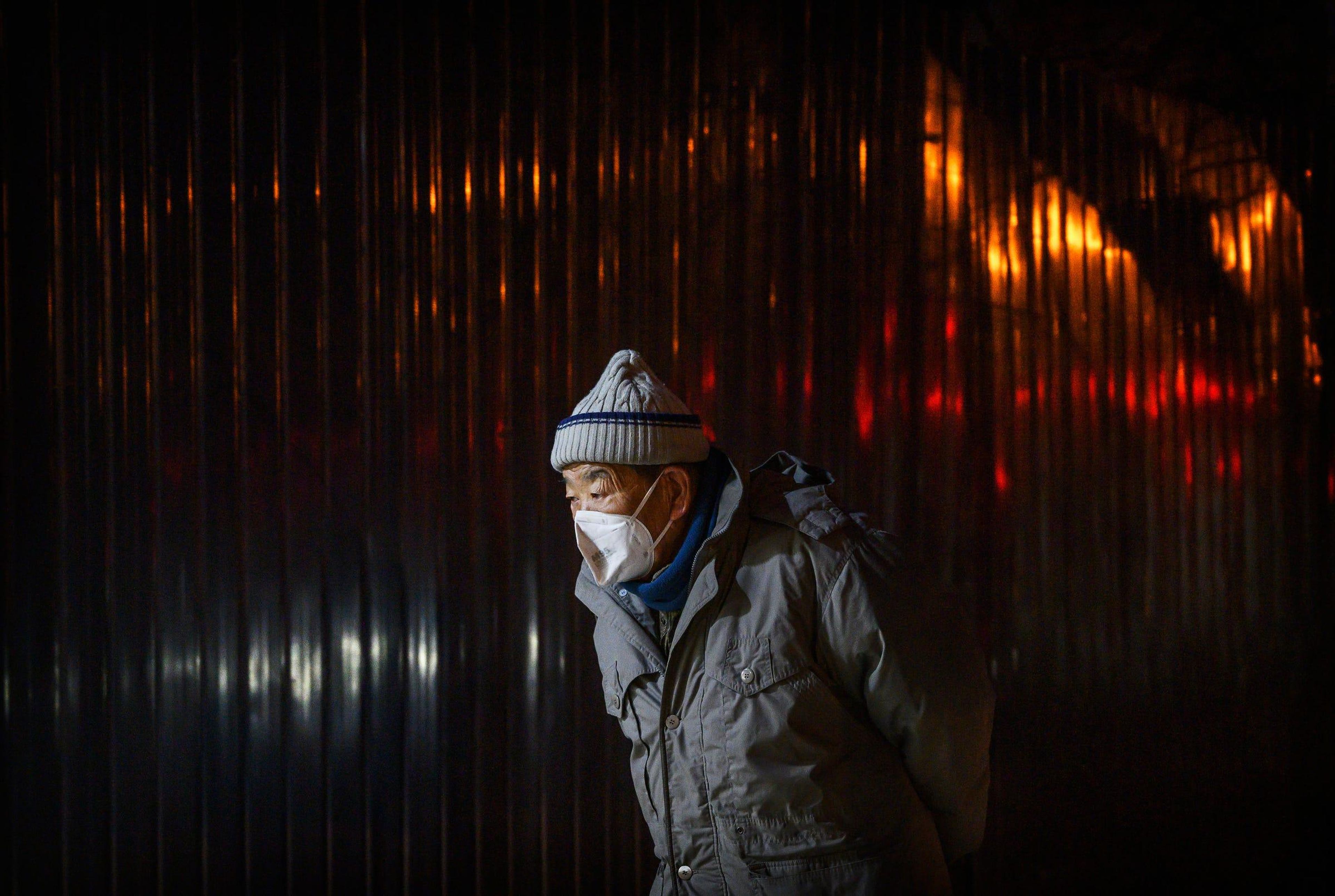 Un hombre usa una mascarilla protectora en Beijing, China, el 25 de febrero de 2020.