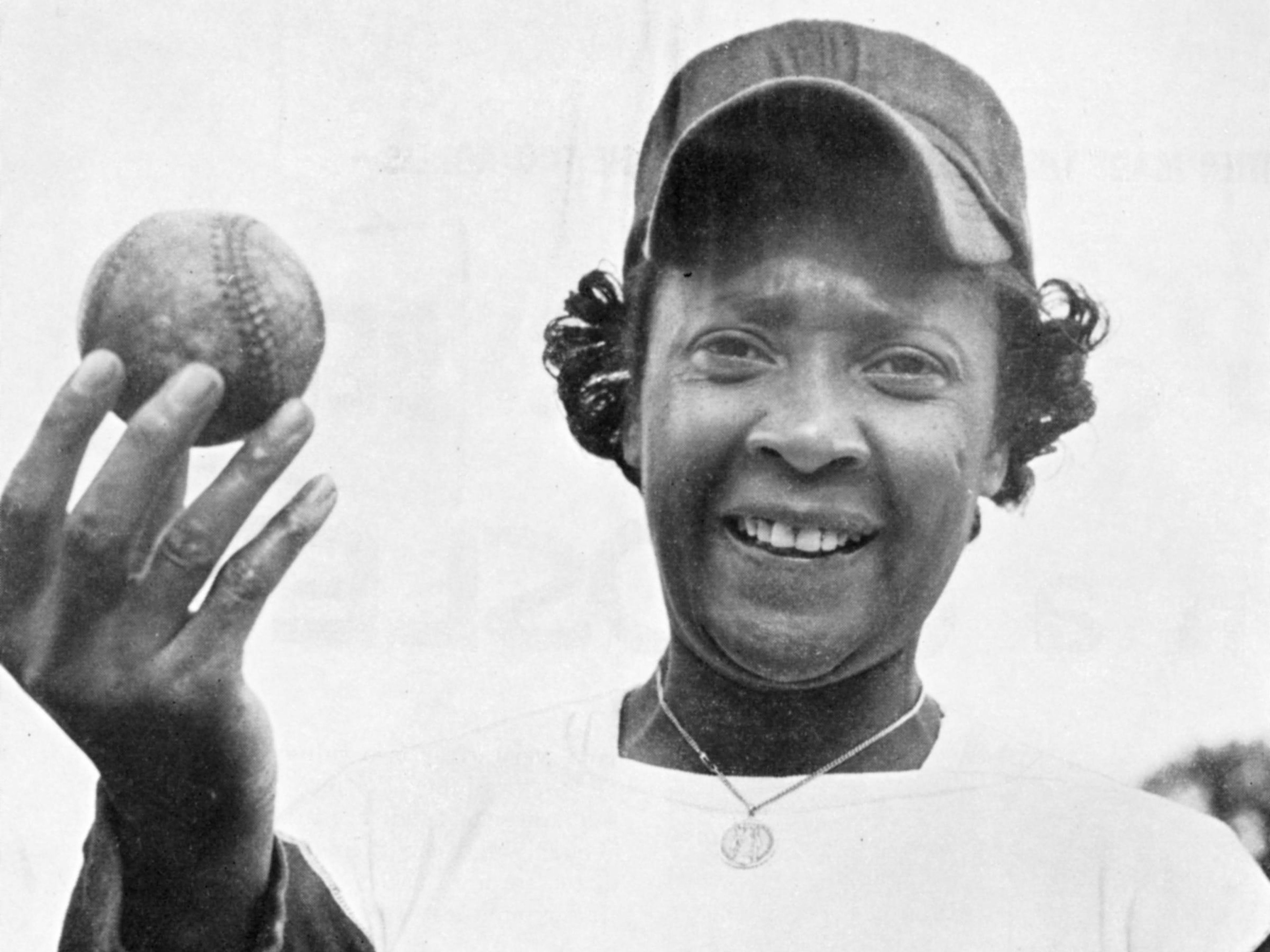 Toni Stone con una pelota de béisbol en 1953.