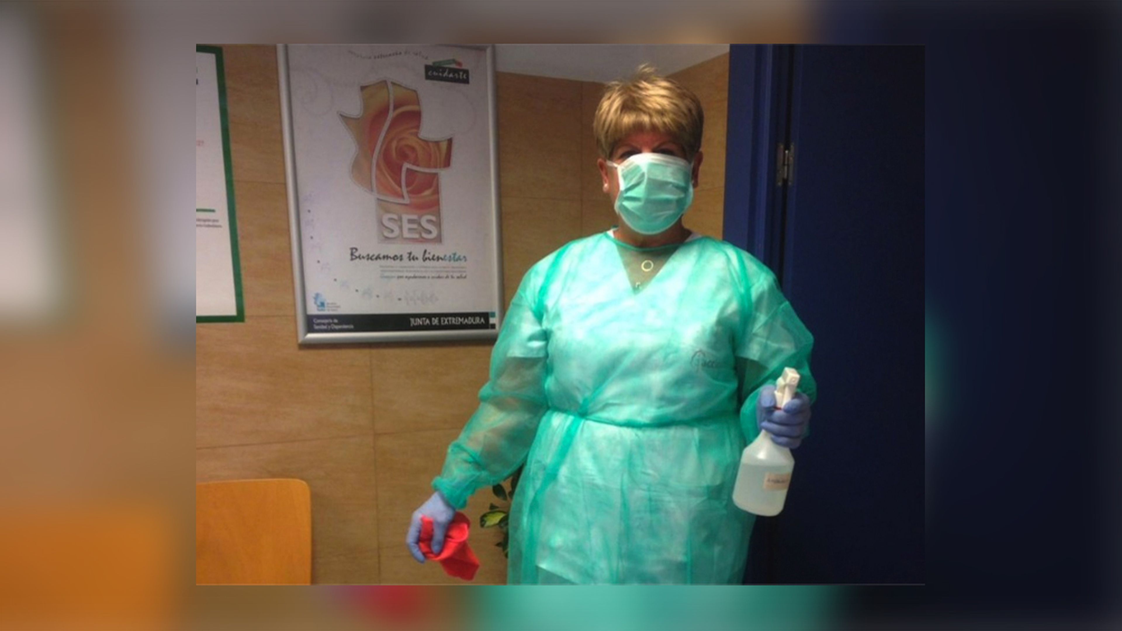 Mari Carmen Gracia, limpiadora de un centro de salud de Badajoz.