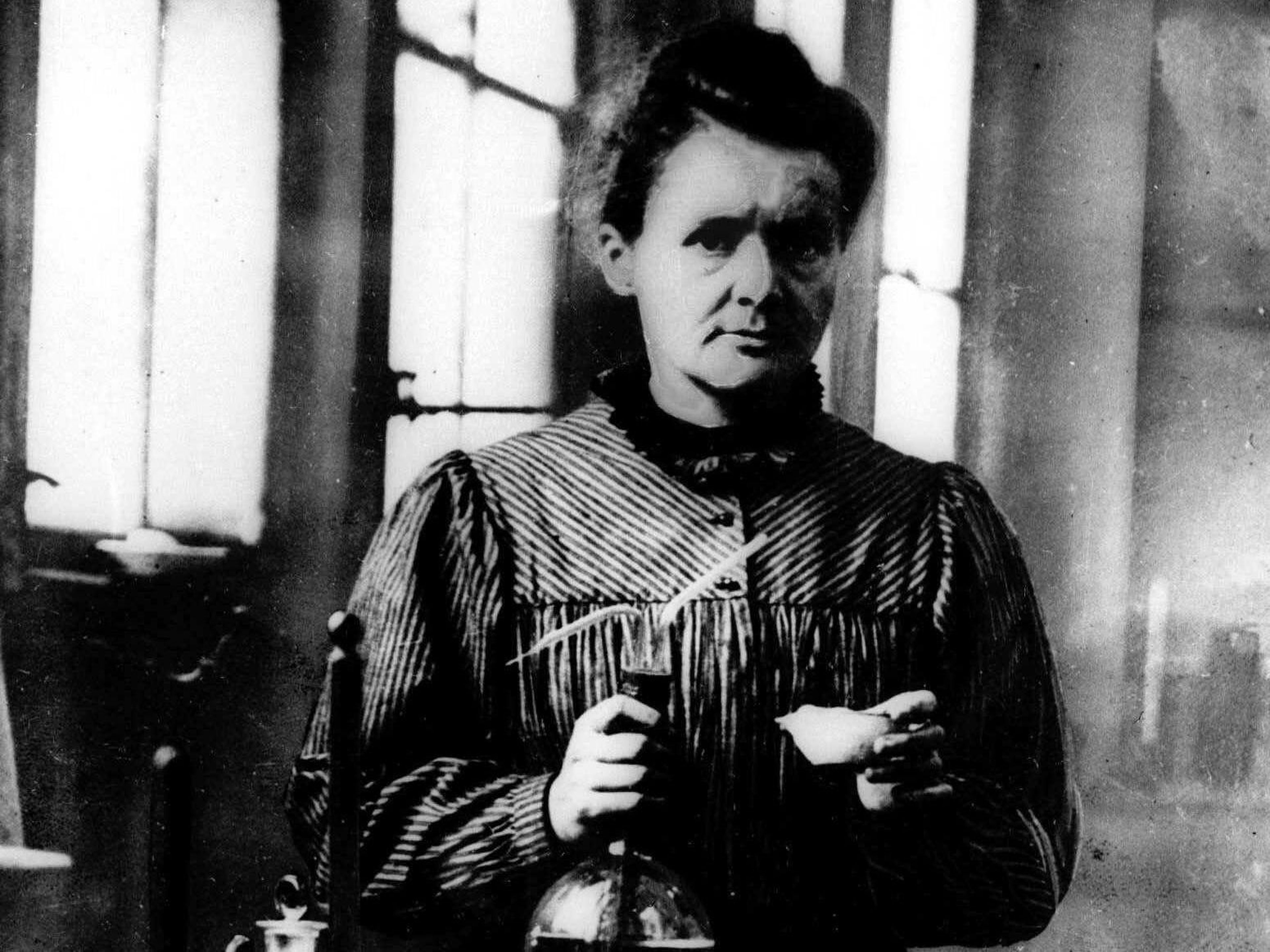 La científica Marie Curie trabaja en un laboratorio en esta foto sin fecha.