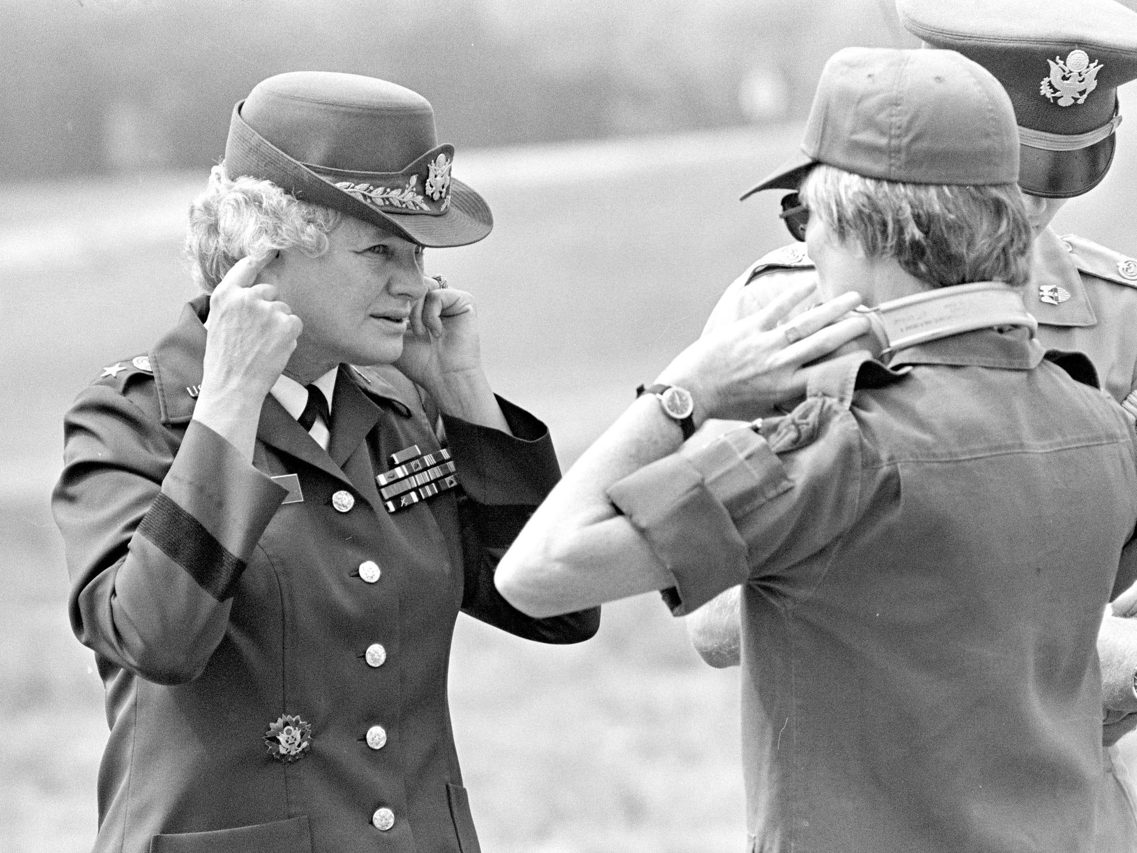 Mary E. Clarke en el Centro de Policía Militar de Fort McClellan en 1978.