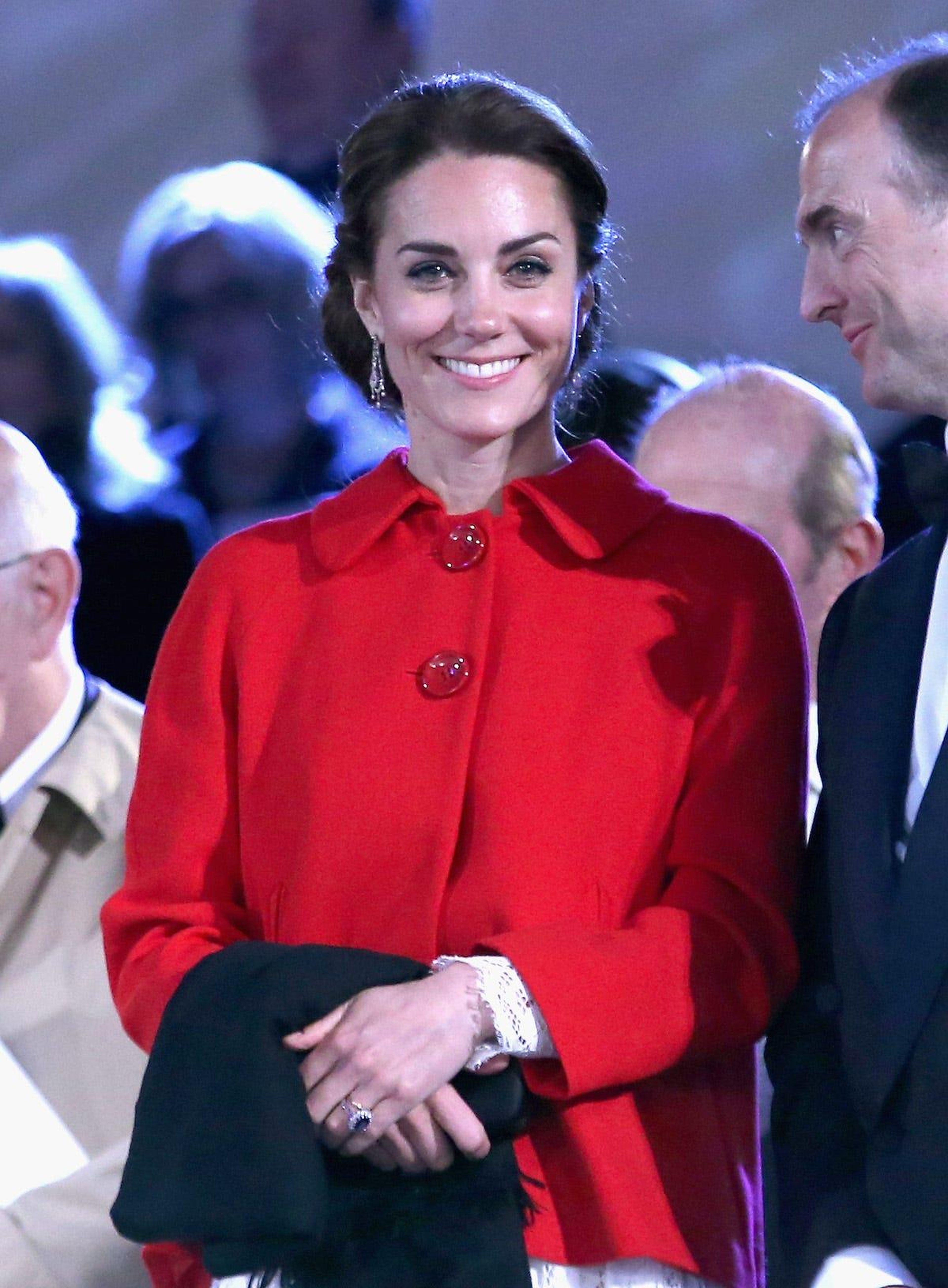 Middleton llevaba la chaqueta sobre un vestido de encaje blanco de Dolce & Gabbana.