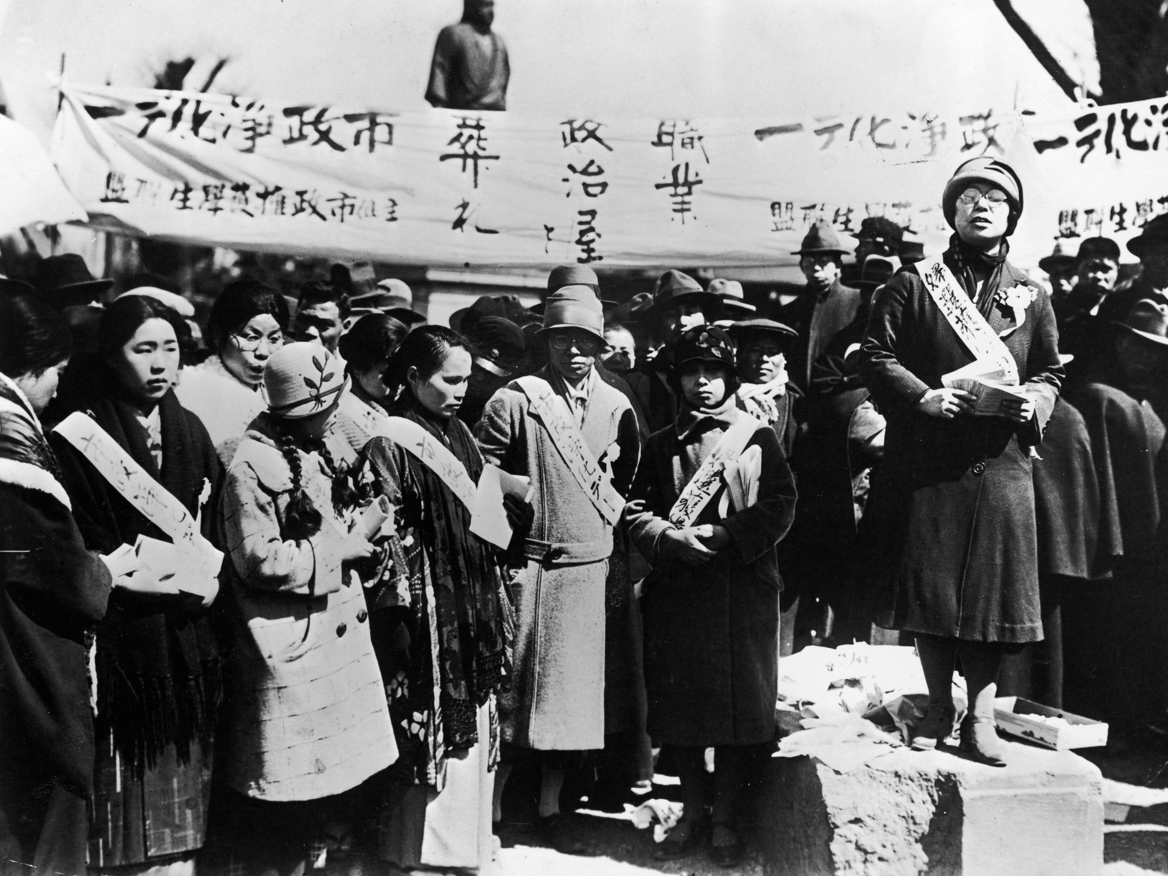 Las mujeres japonesas en una manifestación contra los bajos salarios pagados a las trabajadoras de fábricas.