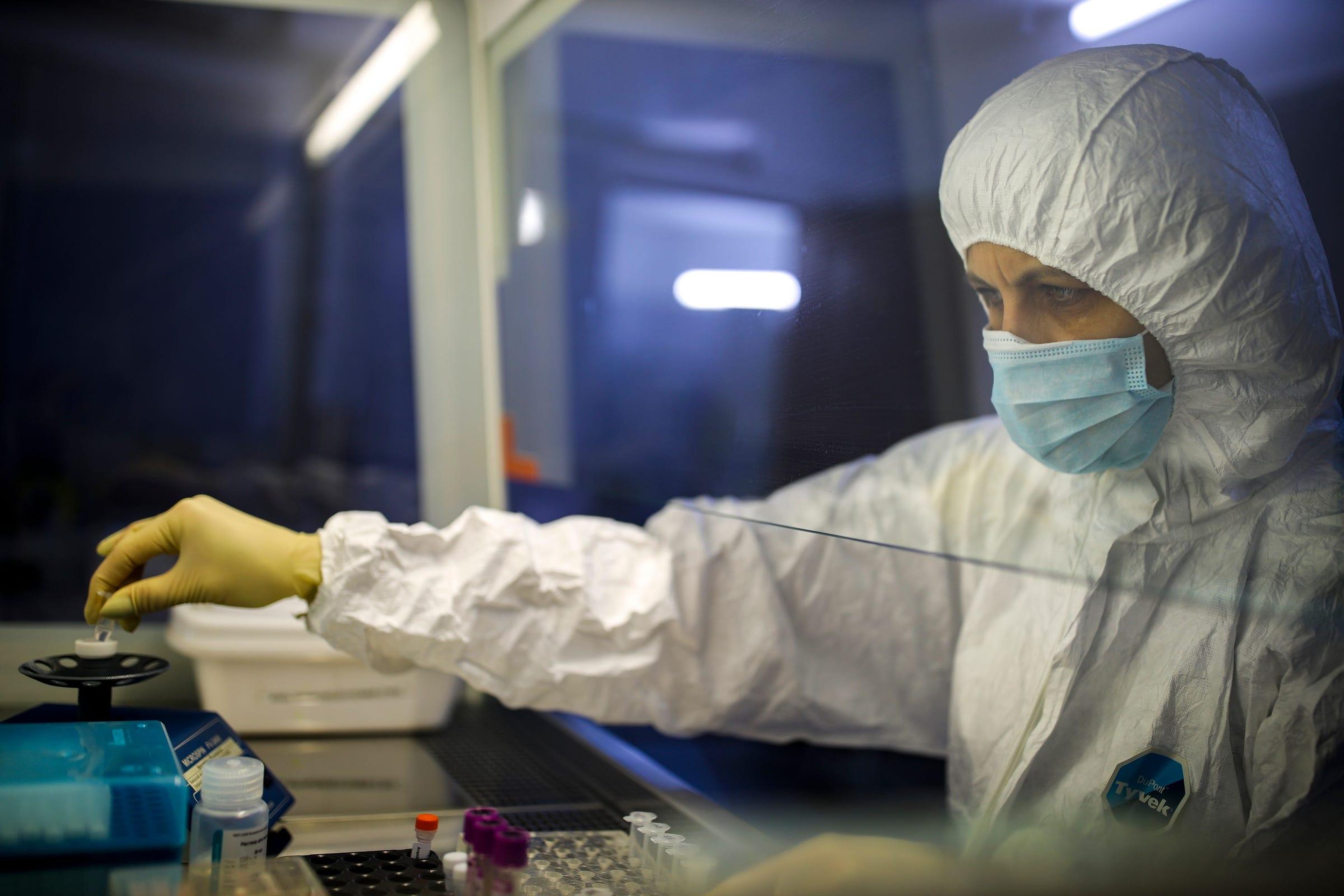 Un miembro del personal médico trabaja con tests para el diagnóstico de coronavirus, en el laboratorio de microbiología del Centro de Higiene y Epidemiología de Krasnodar en Krasnodar, Rusia, 4 de febrero de 2020.