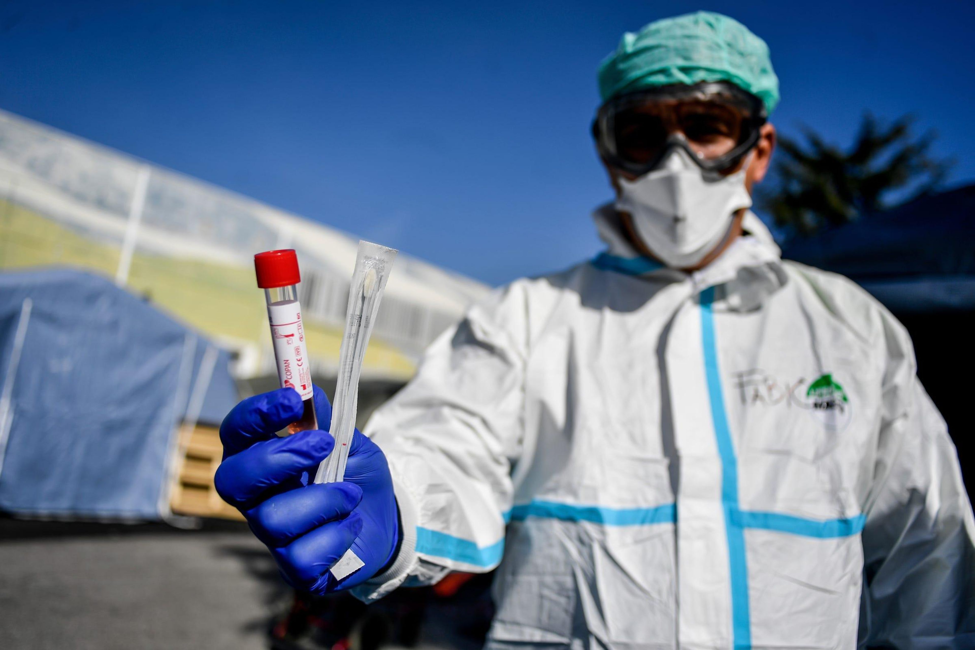 Un trabajador médico realiza una prueba de coronavirus en Brescia, Italia.