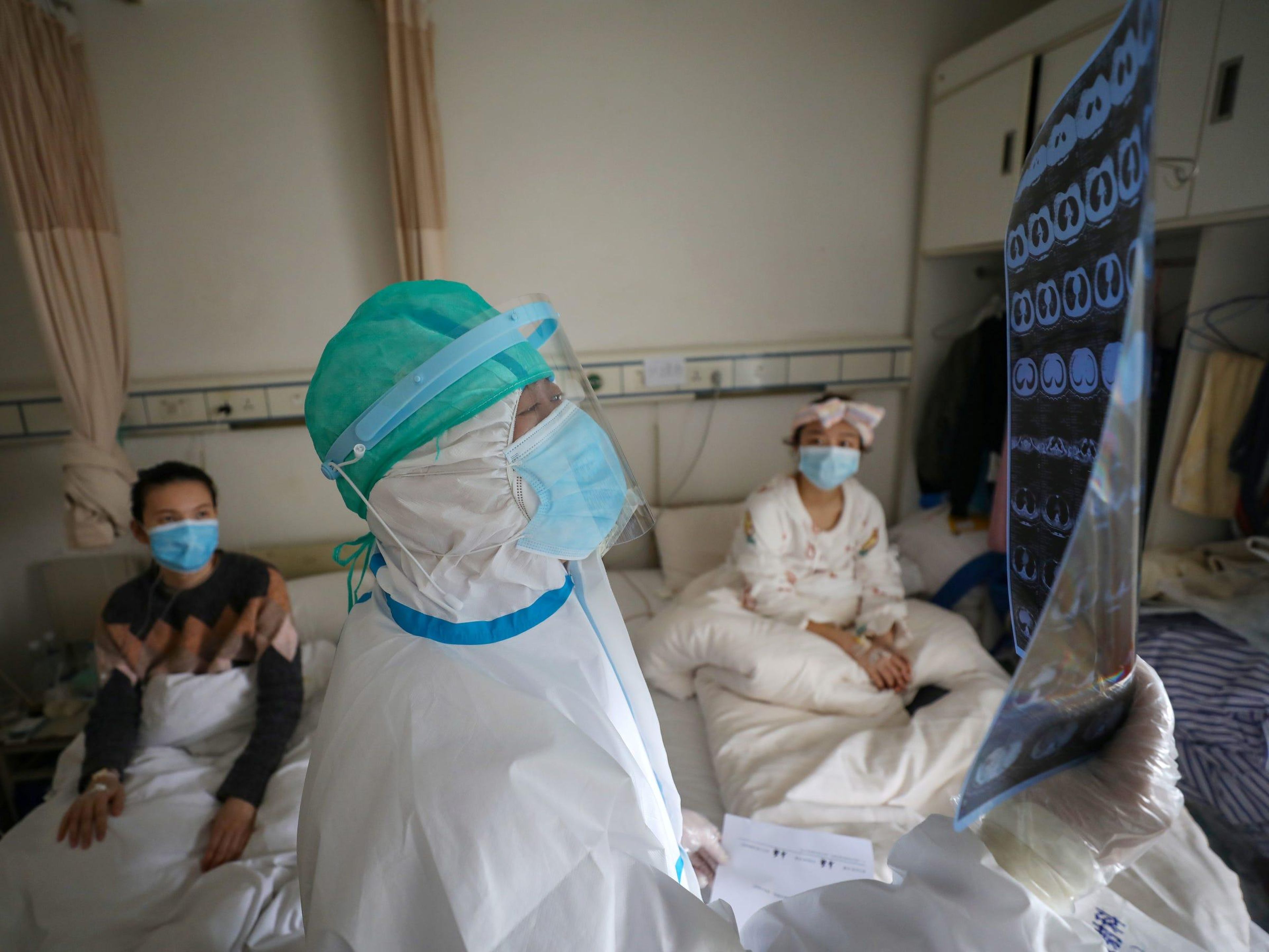 Un sanitario trabajando en el hospital de la Cruz Roja de Wuhan (China).