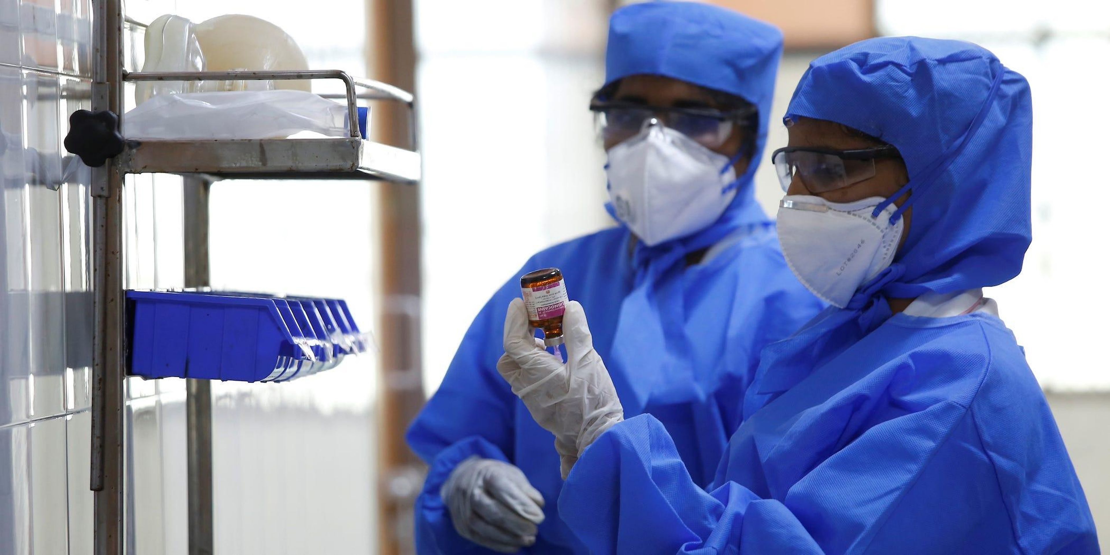 Trabajadores médicos en un hospital en Chennai, (India), en una sala especializada en recibir posibles infectados con el nuevo coronavirus.