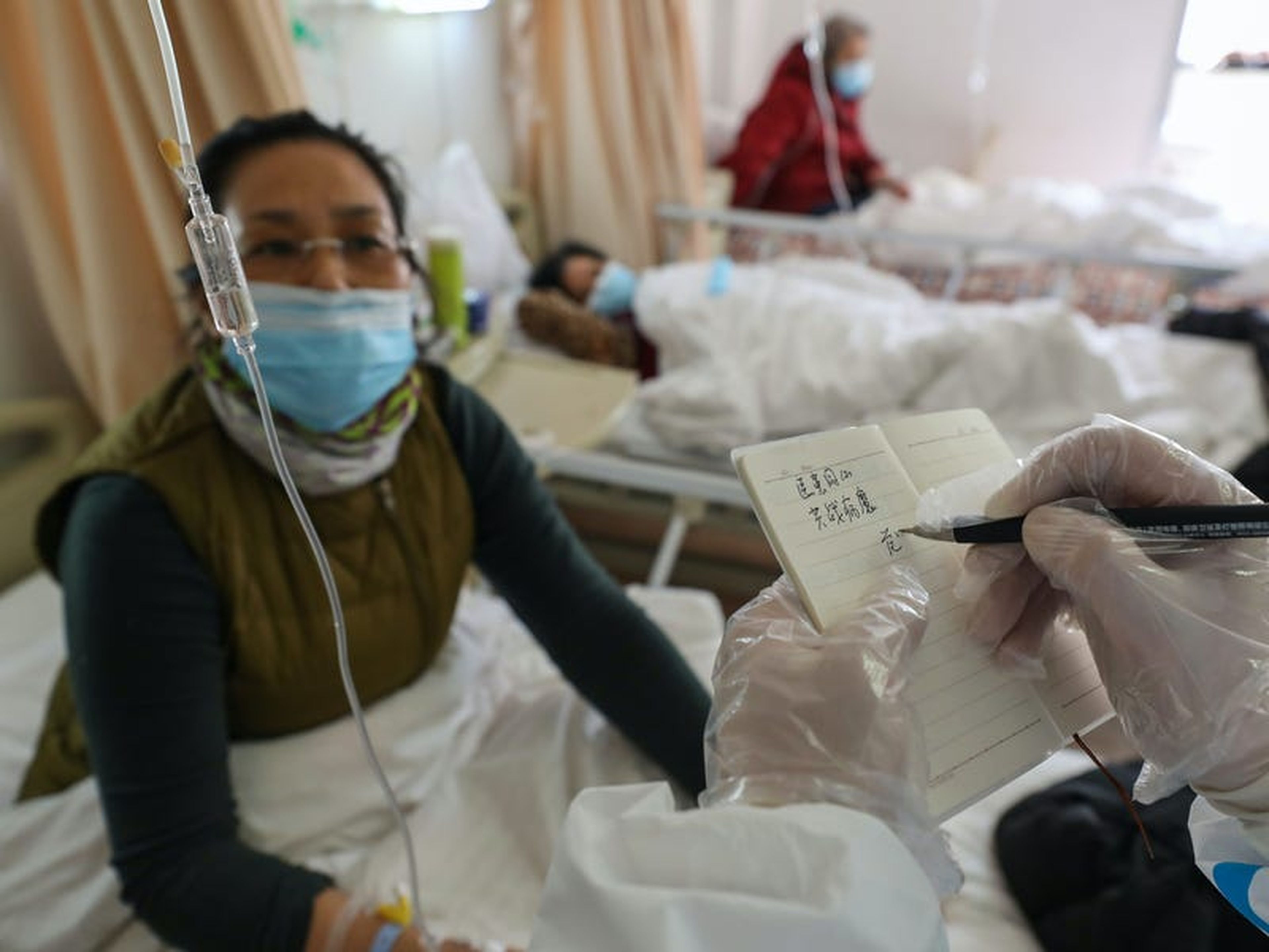 Un médico trata a un paciente con coronavirus en Wuhan el 25 de febrero de 2020.