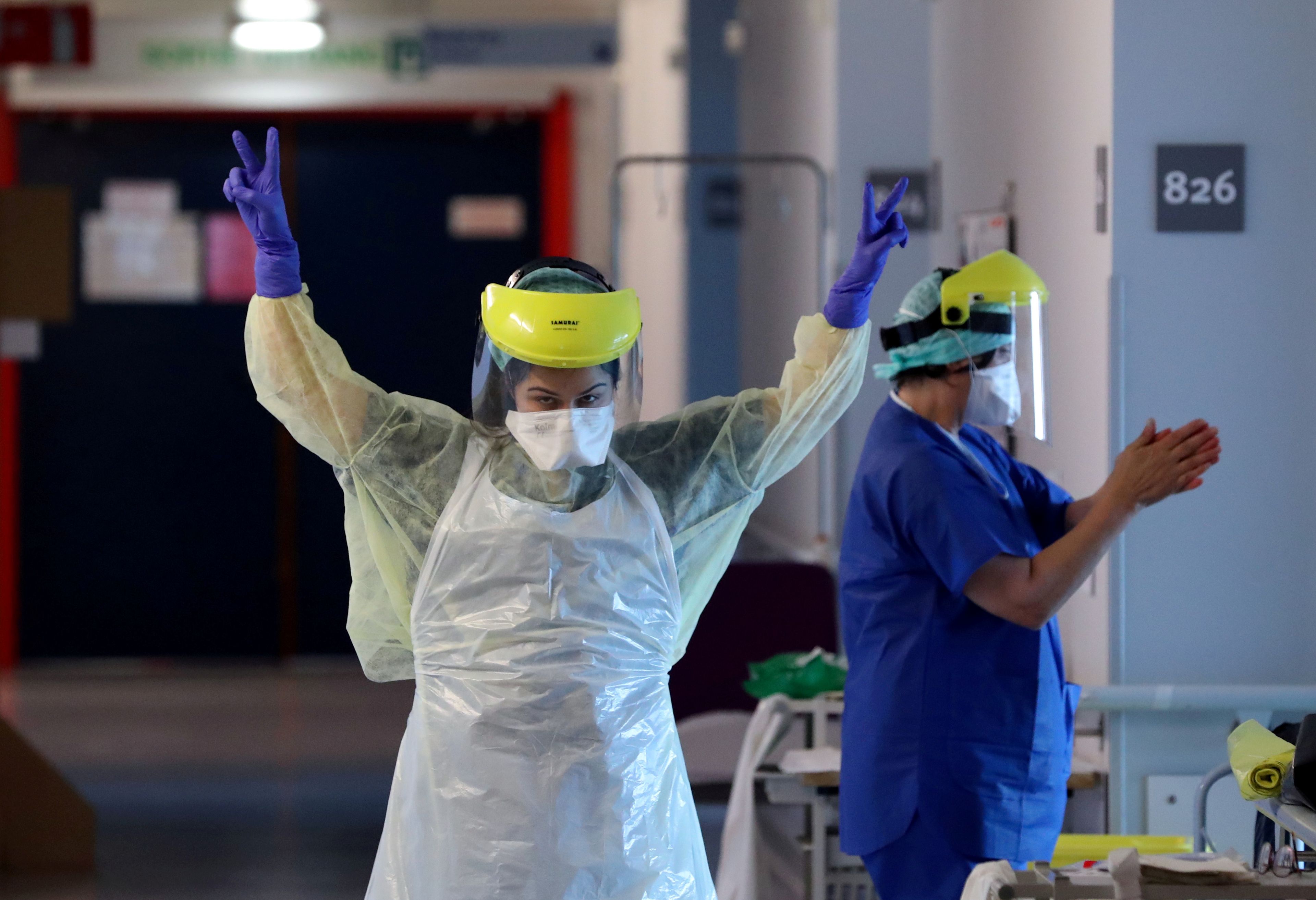 Médicos celebran la salida de un paciente de coronavirus de la UCI