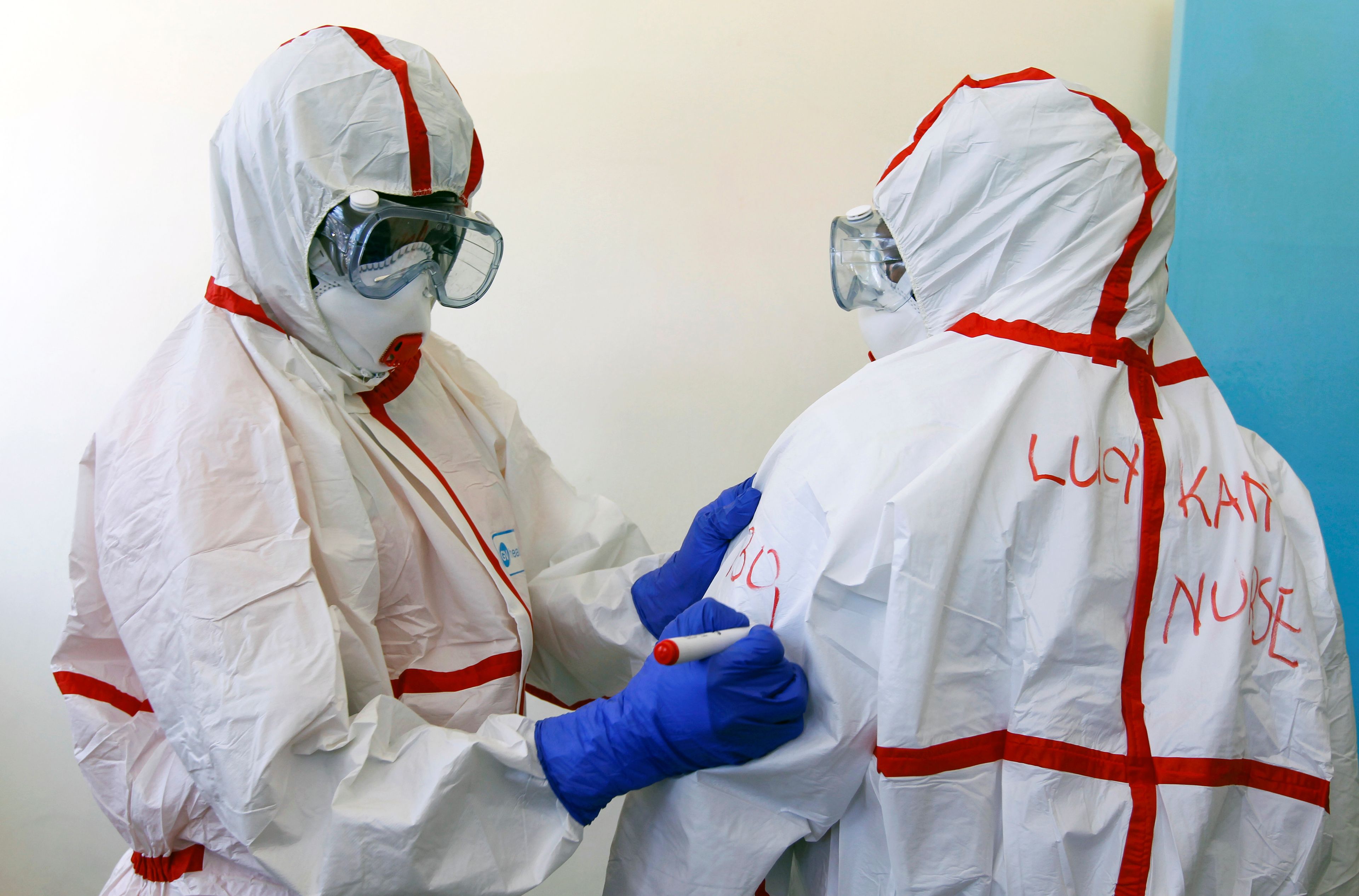 Médicos se equipan con trajes protectores para tratar el coronavirus
