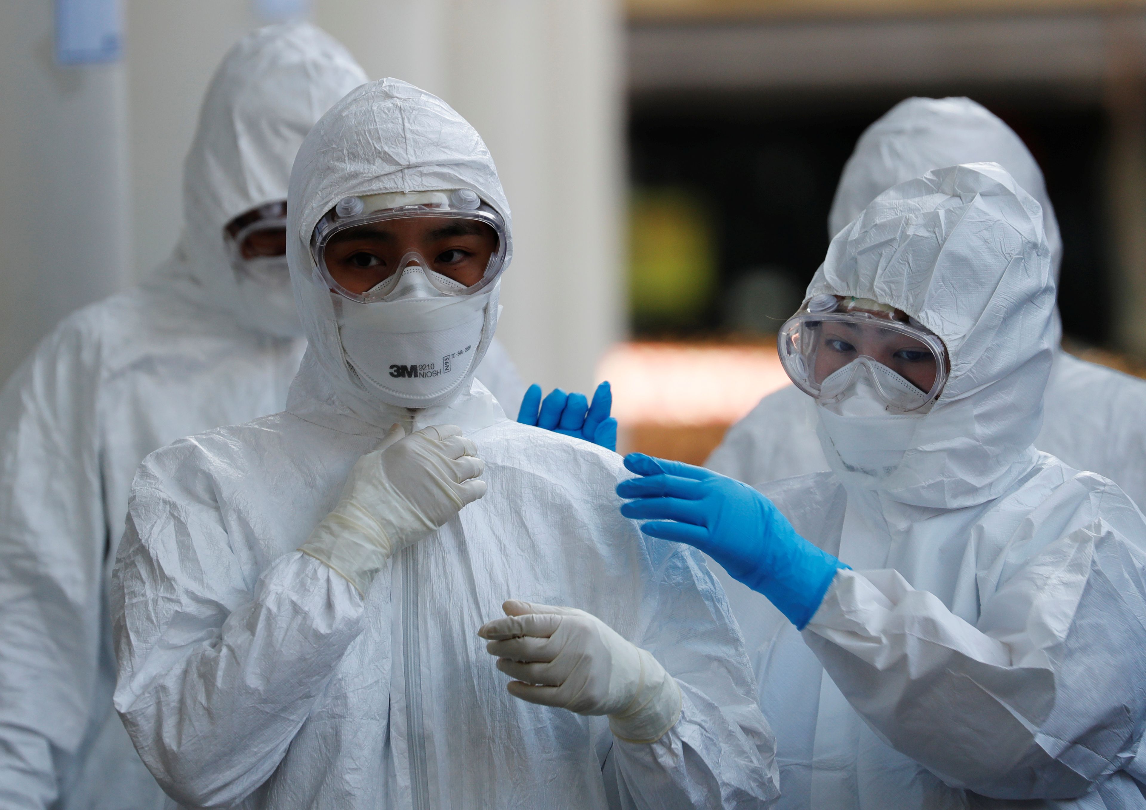 Médicos con trajes protectores para tratar a pacientes infectados con el coronavirus