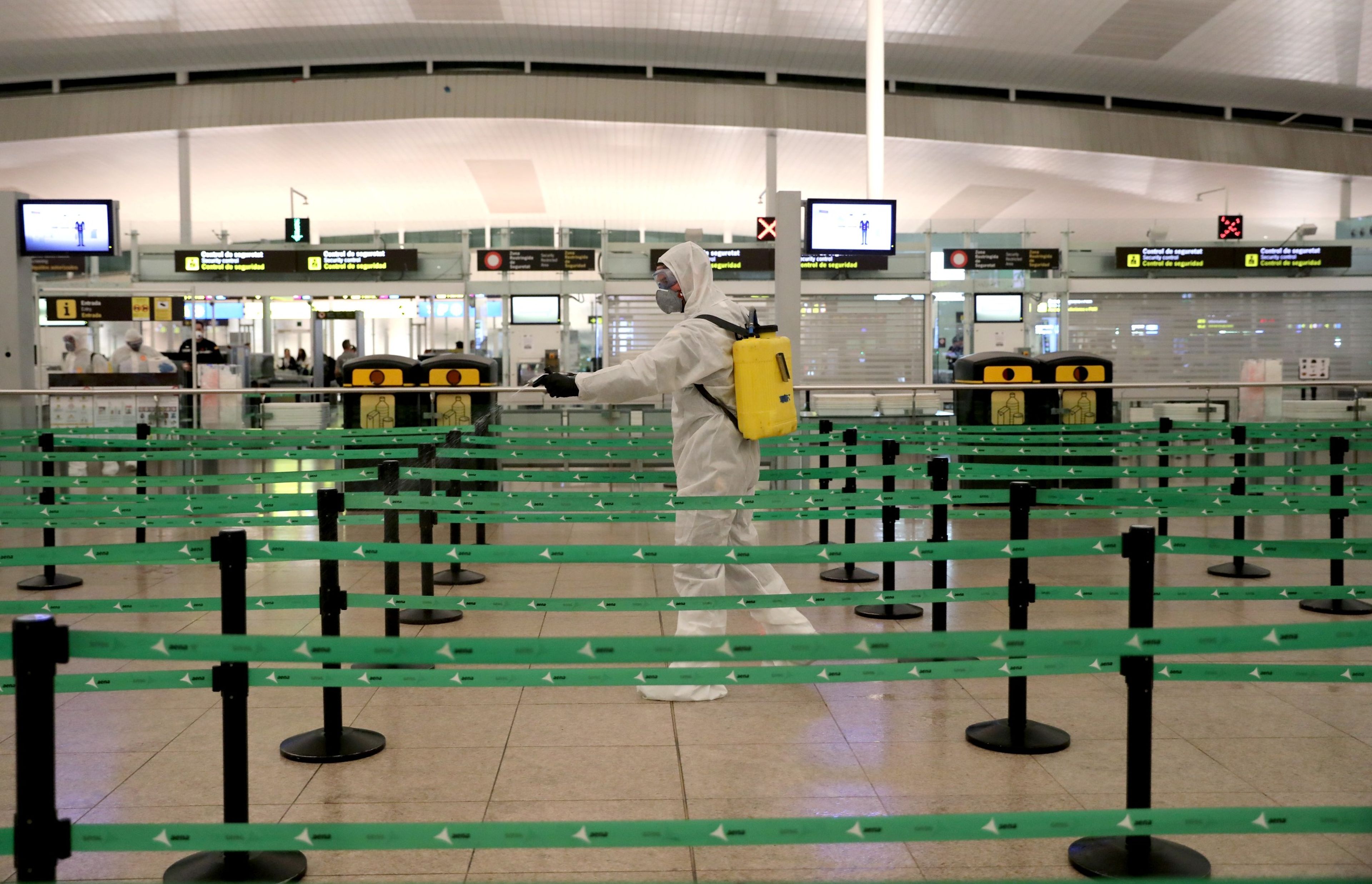 Un miembro de la UME desinfecta el aeropuerto de El Prat en plena crisis del coronavirus