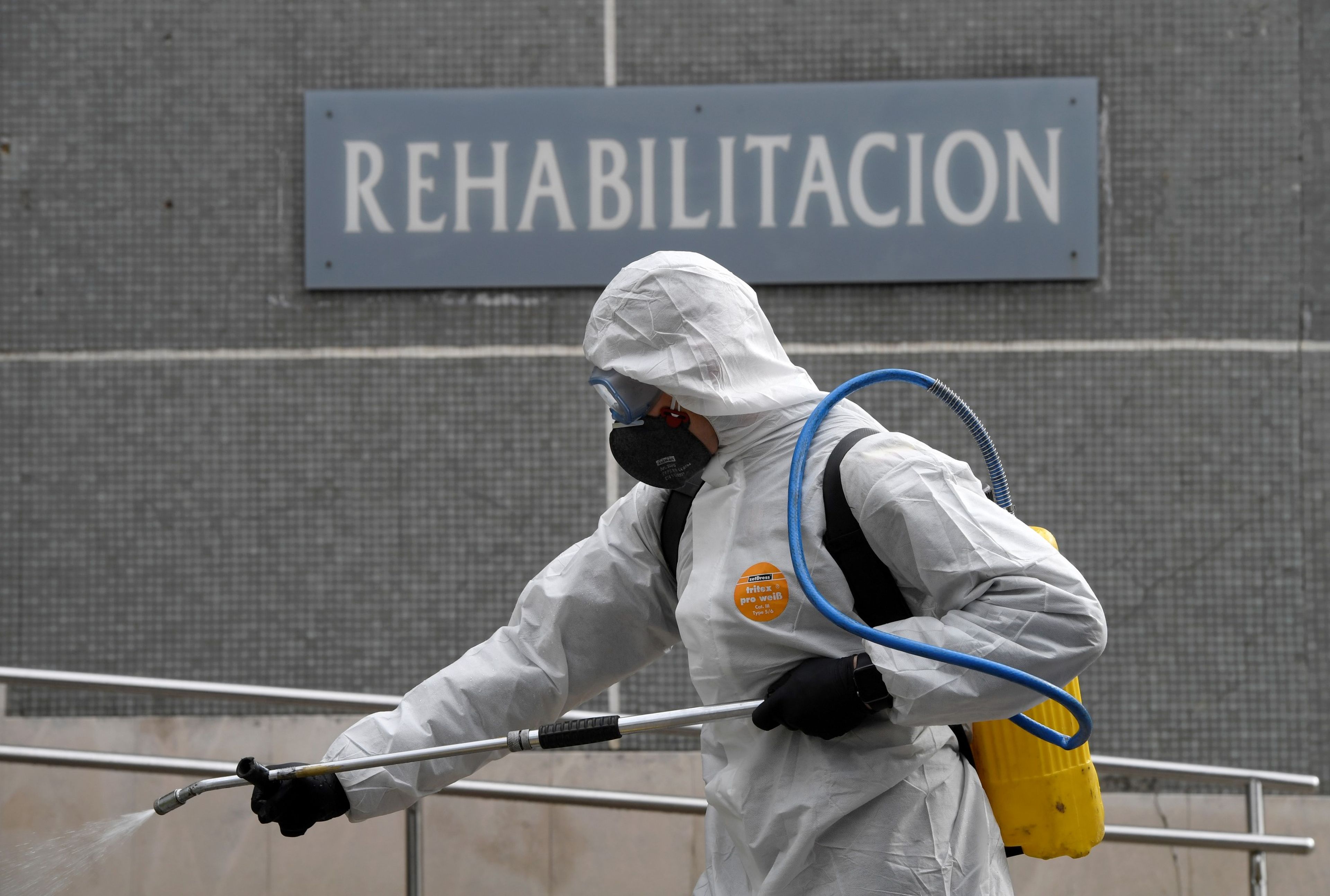 Un miembro de la UME desinfecta un hospital de Gijón ante la pandemia del coronavirus