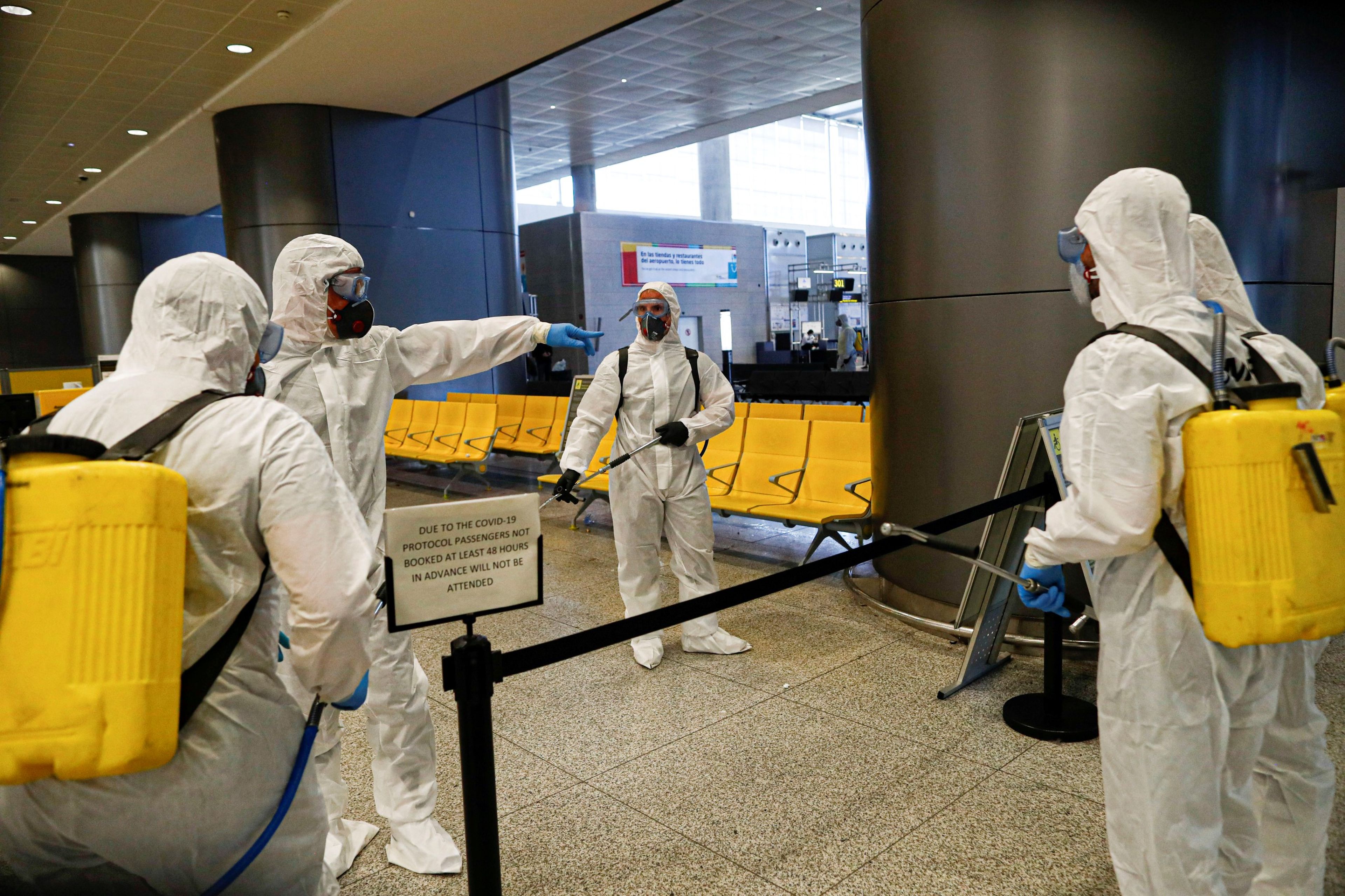 Miembros de la UME desinfectan el aeropuerto de Málaga durante la cuarentena por el coronavirus