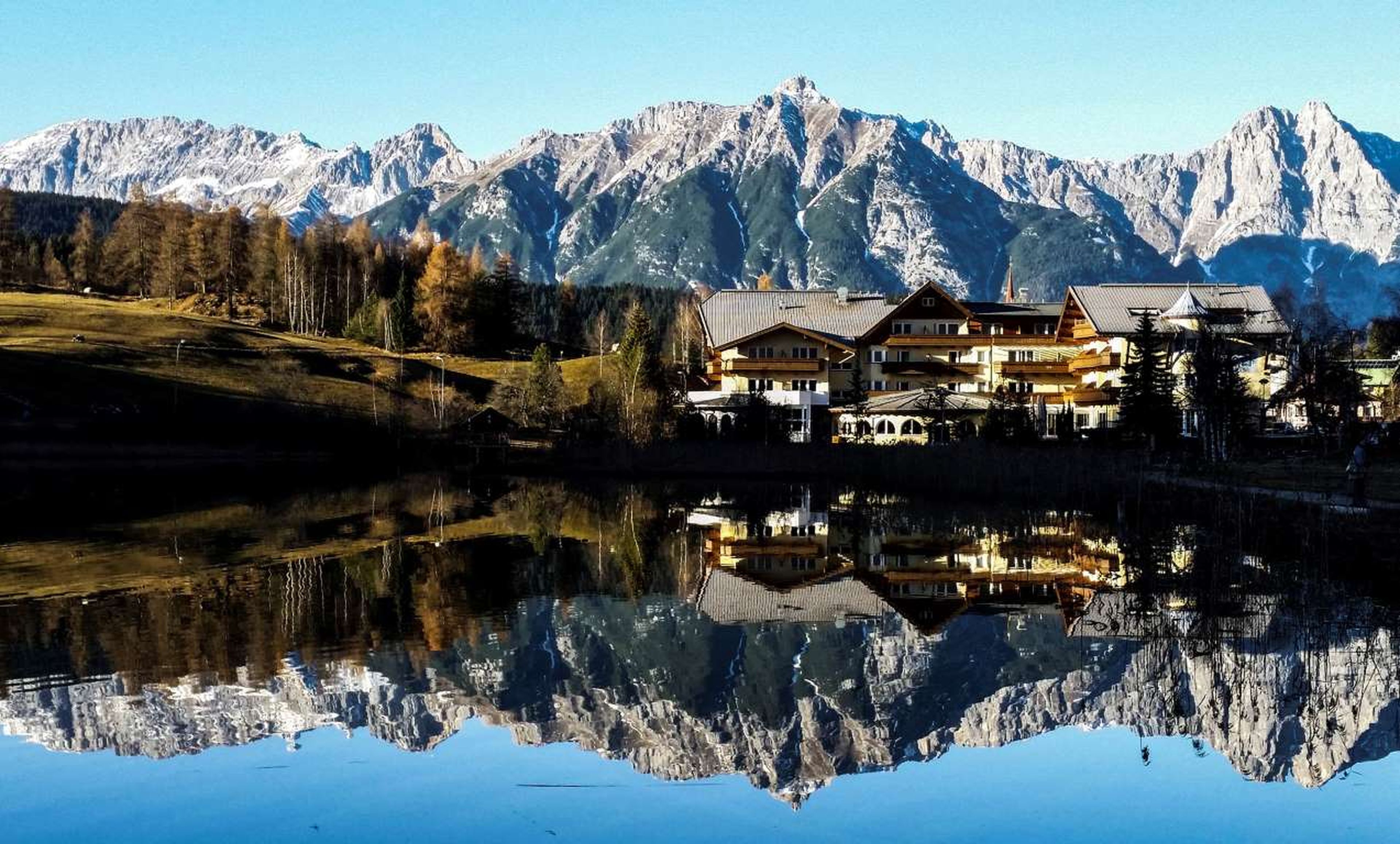 Las montañas se reflejan en un pequeño lago al occidente de Austria, en un pueblo de Seefeld.