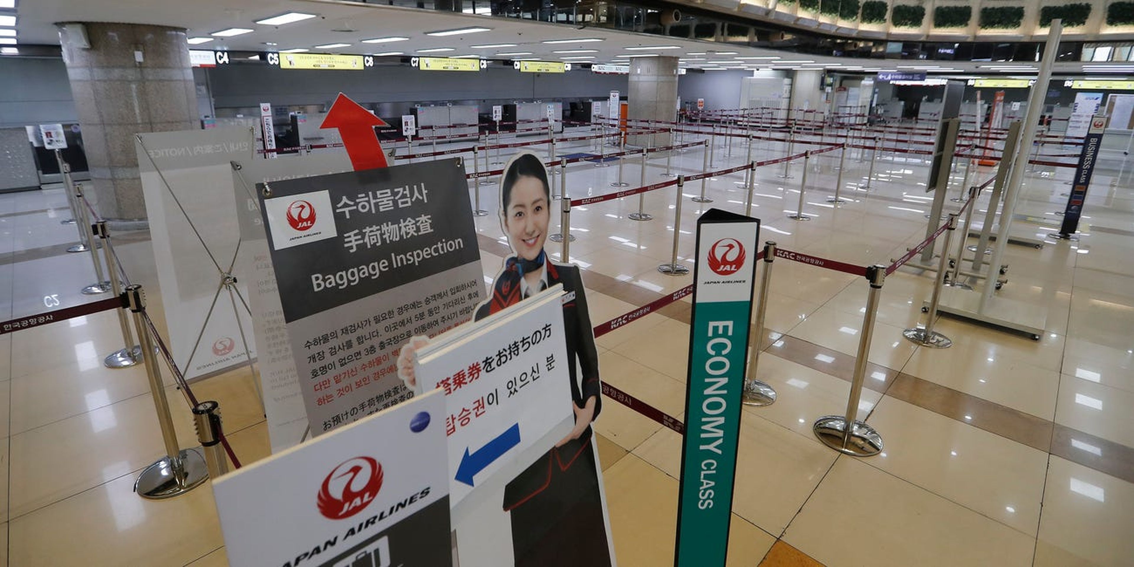 Mostradores de facturación vacíos en un aeropuerto japonés