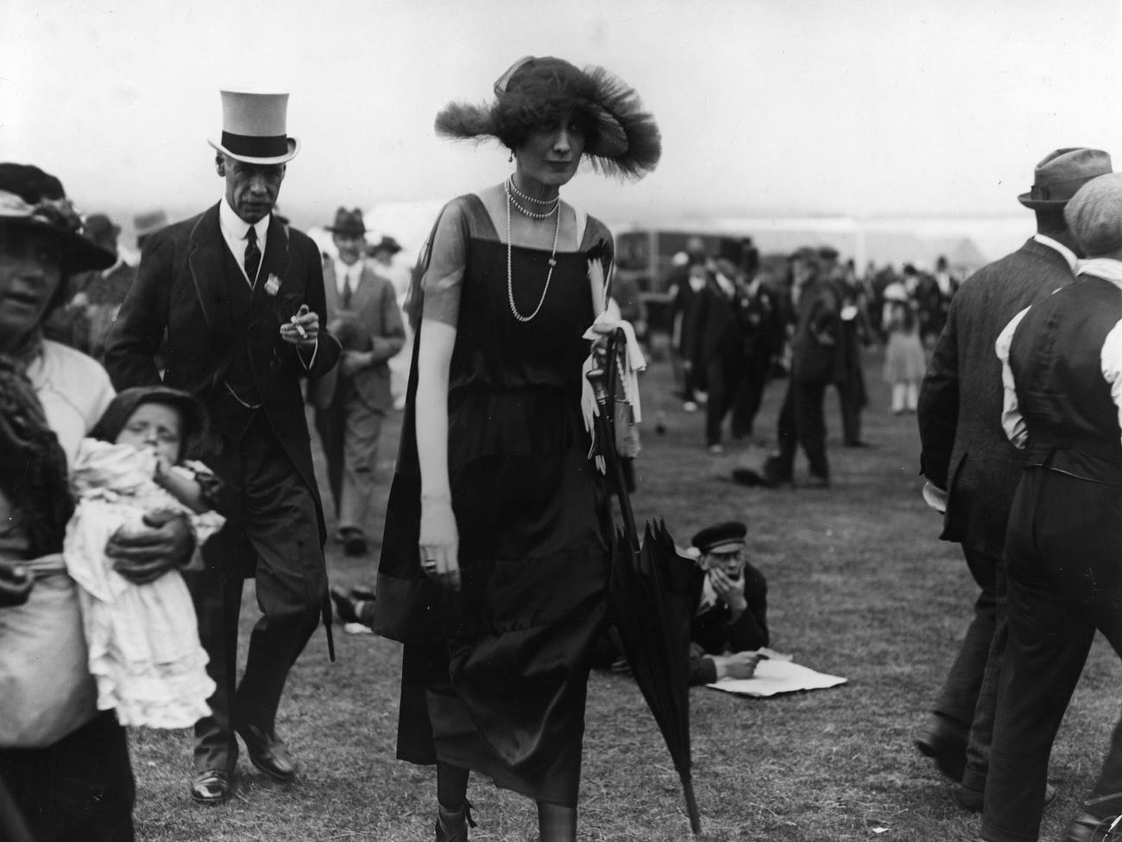 Una mujer en una carrera de caballos de Ascot, hacia 1920.