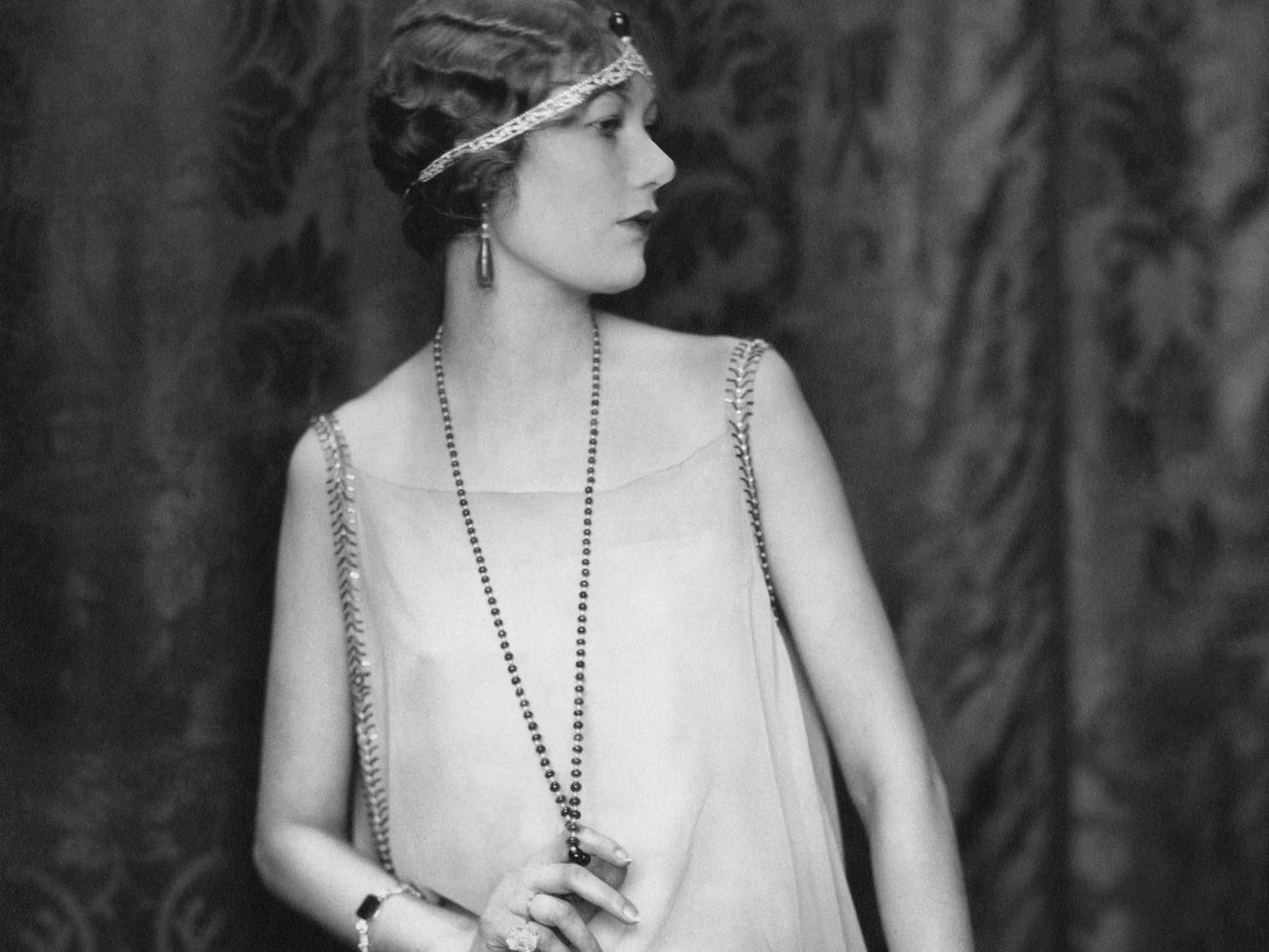 Una mujer en la década de 1920 muestra la moda clásica de entonces.