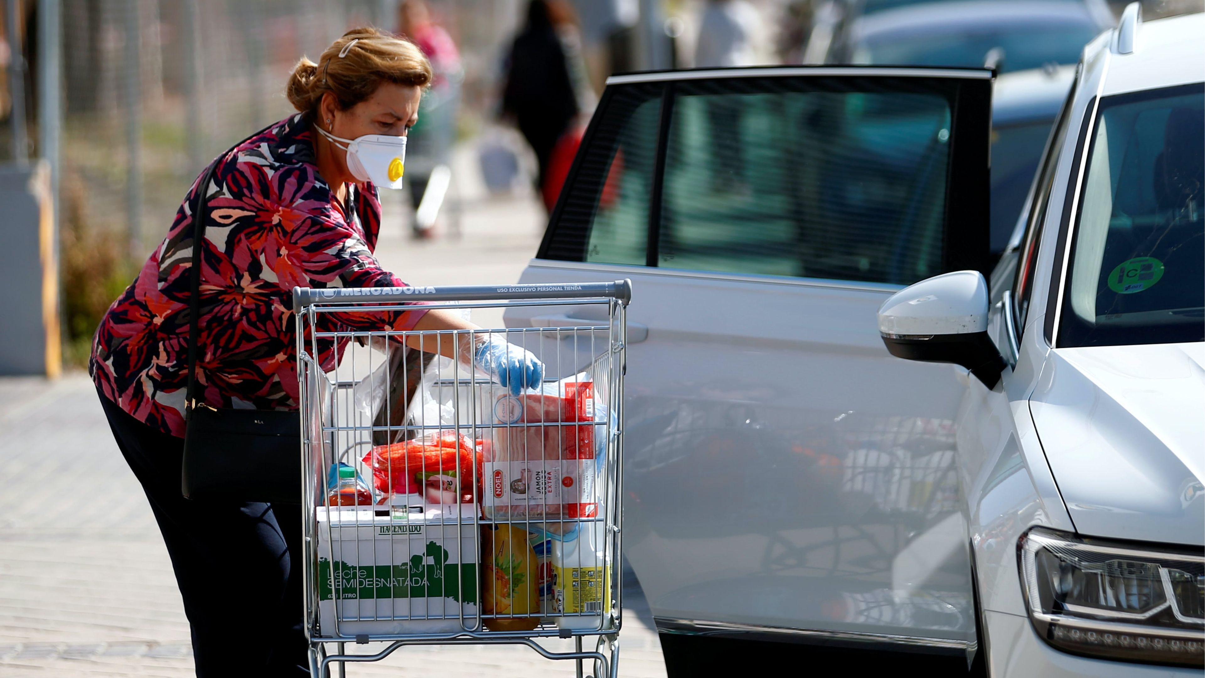 Una mujer hace la compra días antes de que se decrete el estado de alarma por coronavirus.