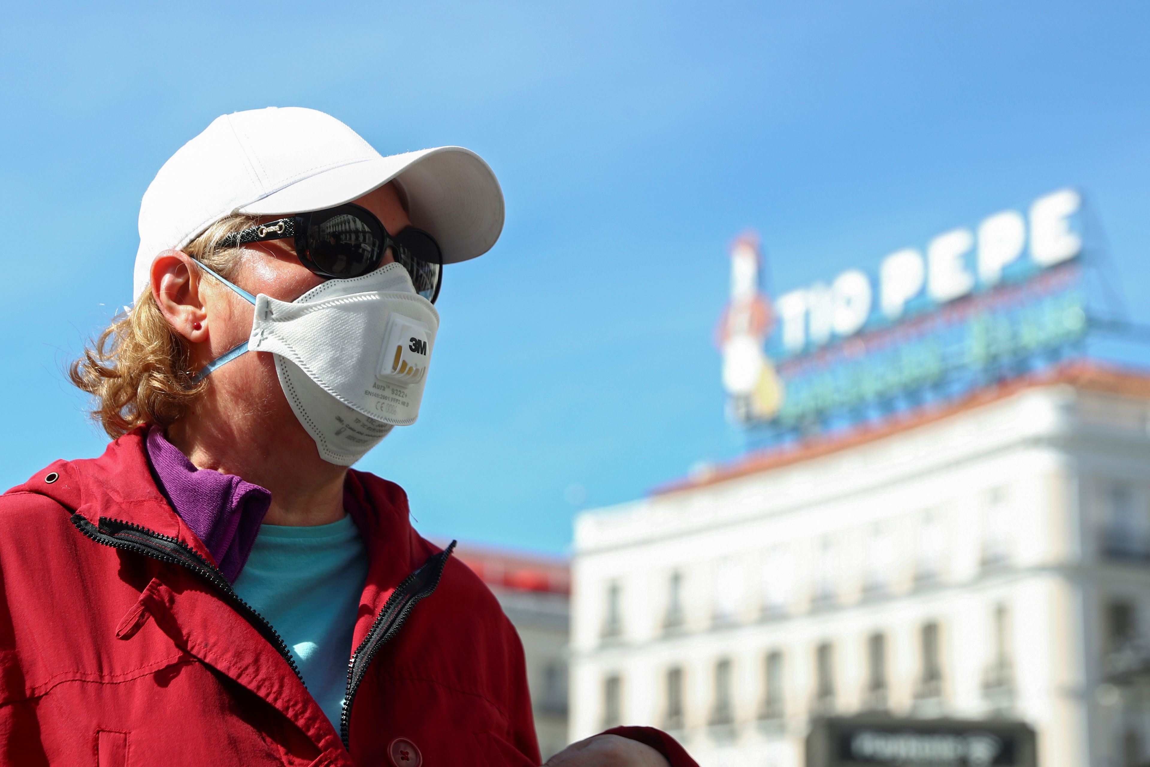 Una mujer con mascarilla en Madrid por el coronavirus.