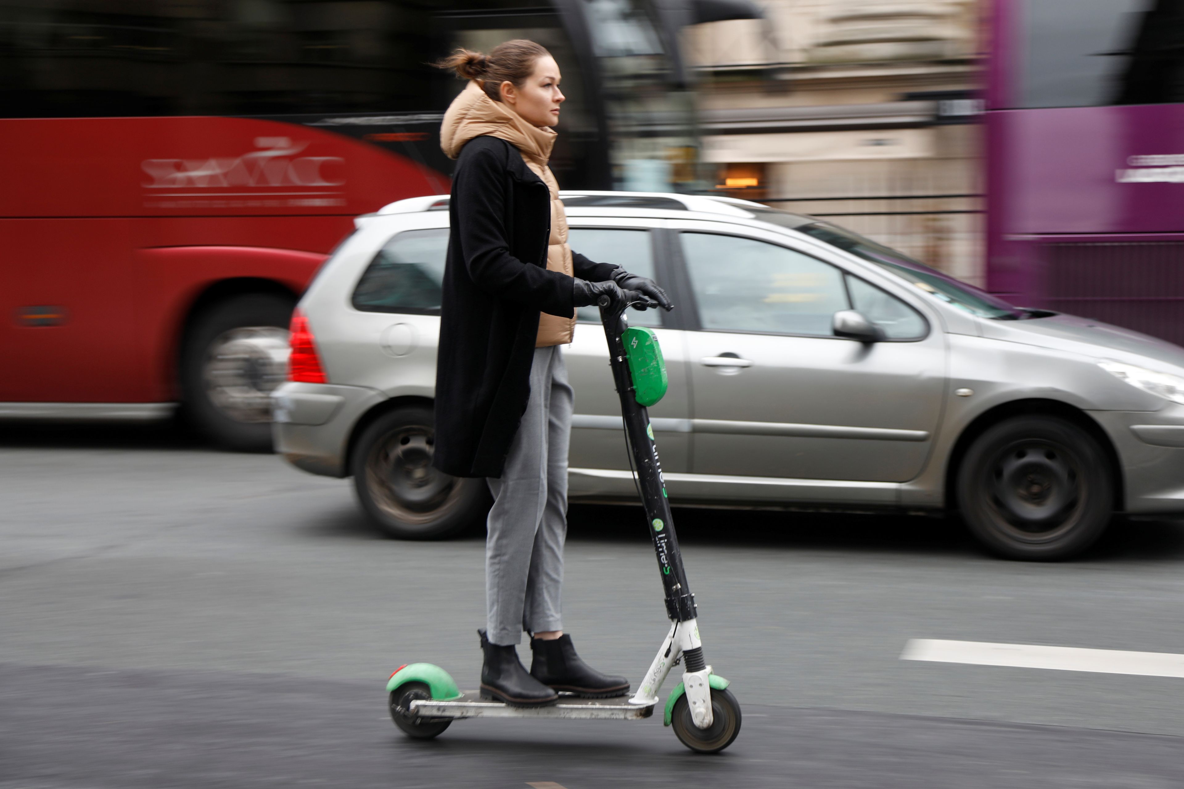 Mujer en patinete eléctrico