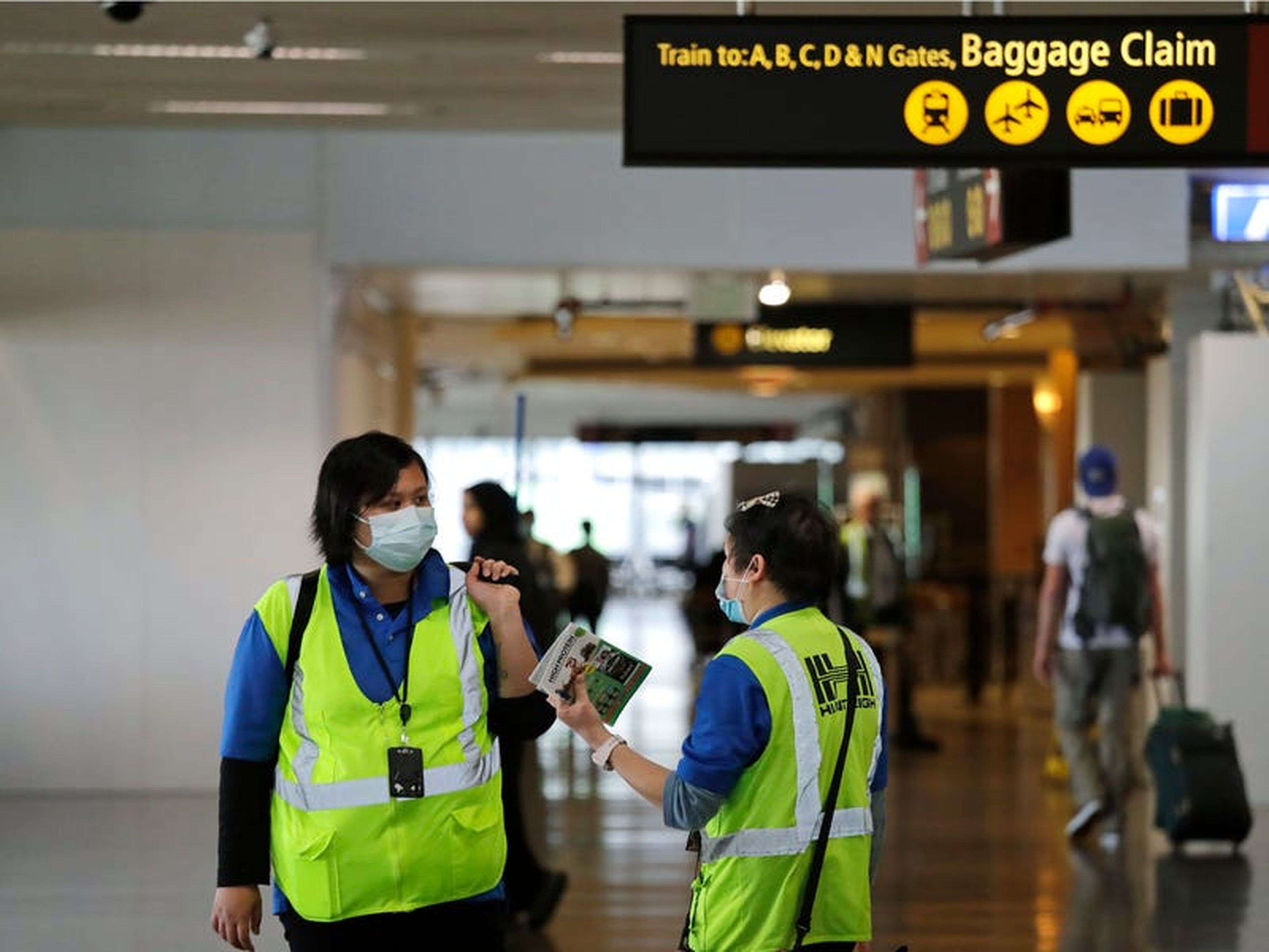 Un par de trabajadores en el aeropuerto internacional de Seattle-Tacoma el 3 de marzo de 2020.