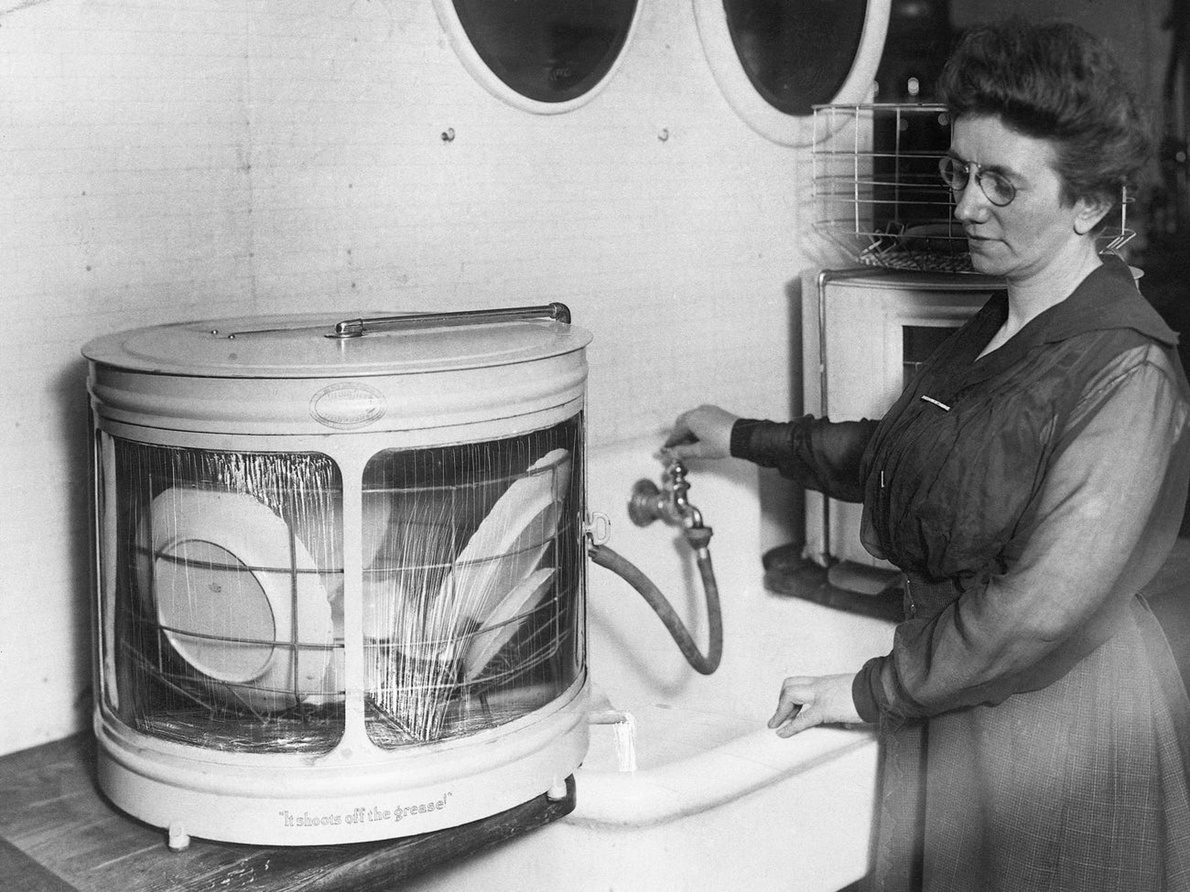 Una mujer con uno de los primeros lavavajillas.