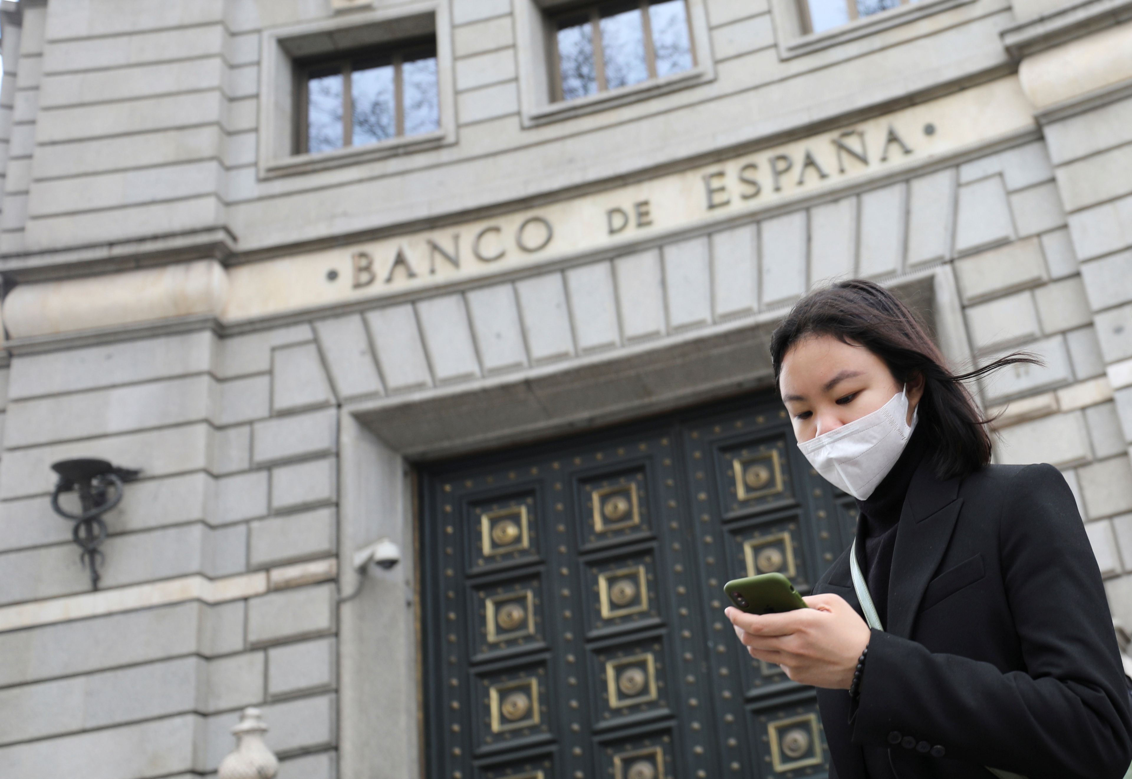 Mujer con rasgos asiáticos en la puerta del Banco de España.