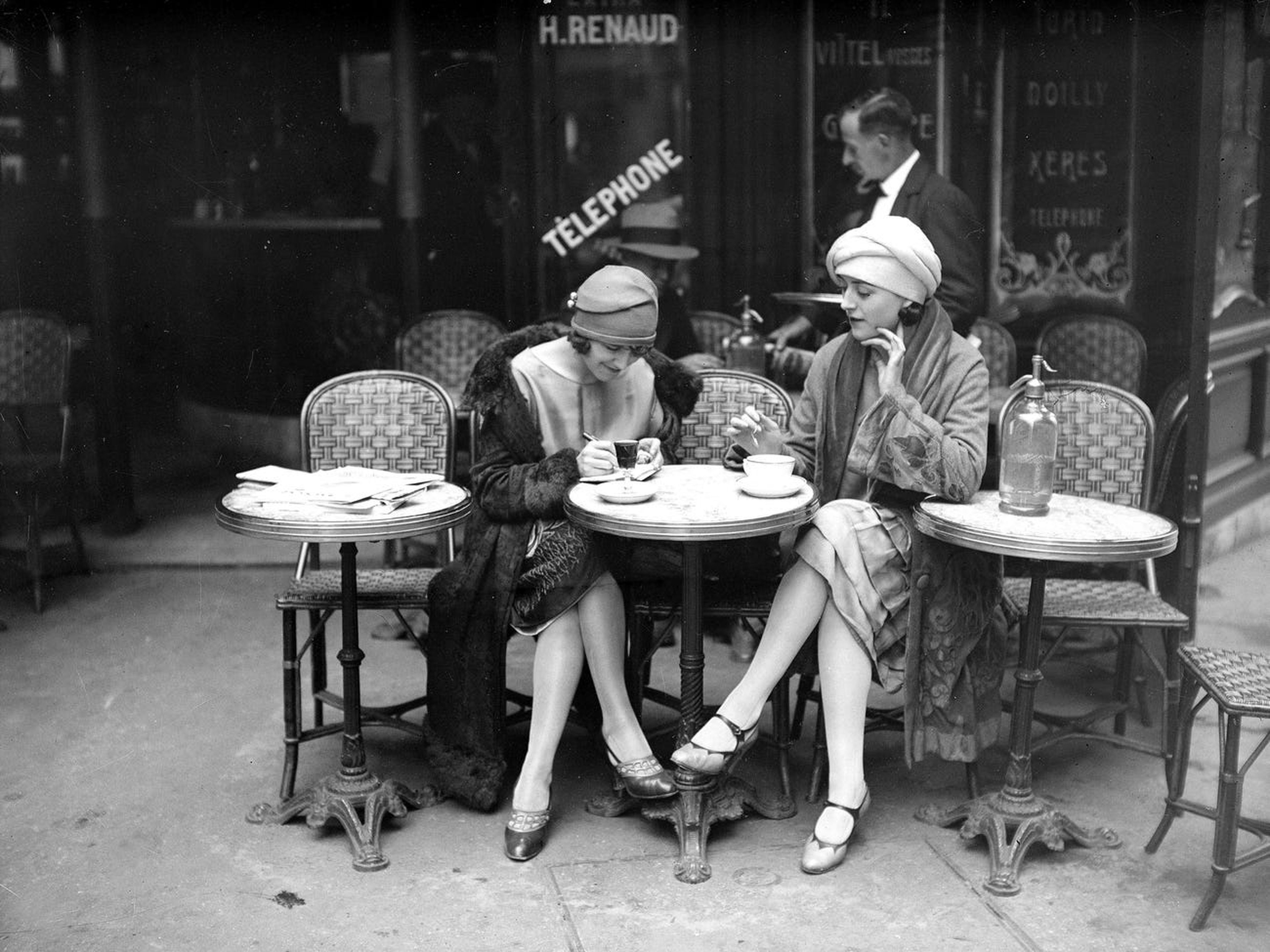 Mujeres en un café de París, hacia 1920.